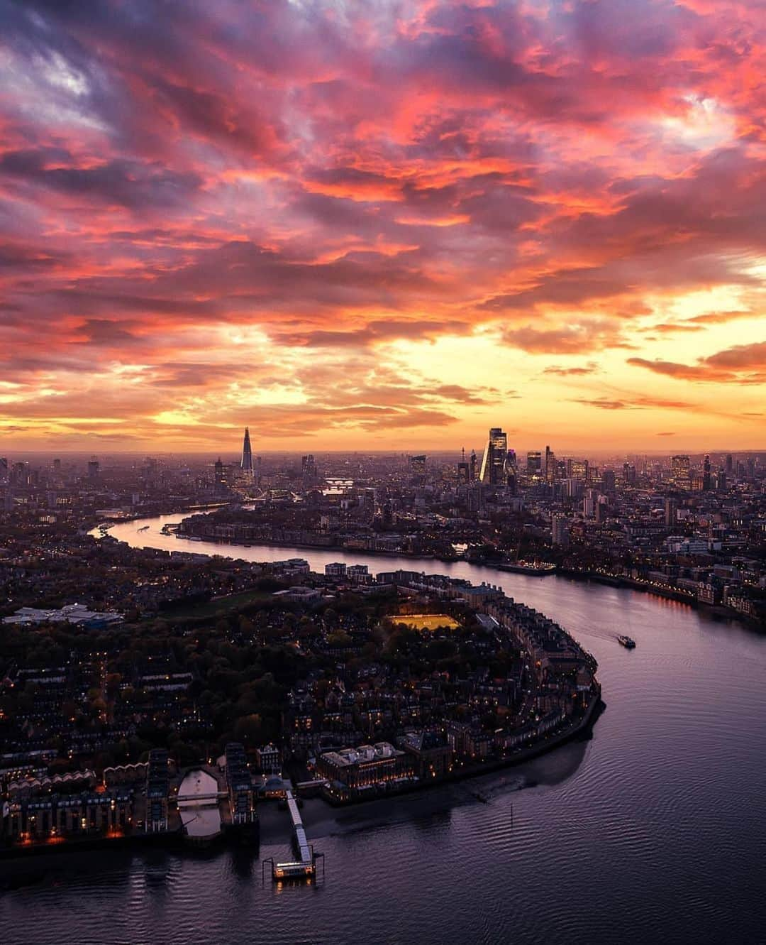 @LONDON | TAG #THISISLONDONさんのインスタグラム写真 - (@LONDON | TAG #THISISLONDONInstagram)「London is on fire! 🔥🔥🔥 Such a dope shot from @tmnikonian! 🤩🤩🤩 #ThisIsLondon! 💪🏼💪🏼💪🏼  ___________________________________________  #thisislondon #lovelondon #london #londra #londonlife #londres #uk #visitlondon #british #🇬🇧 #shard #theshard #thames」8月13日 5時02分 - london