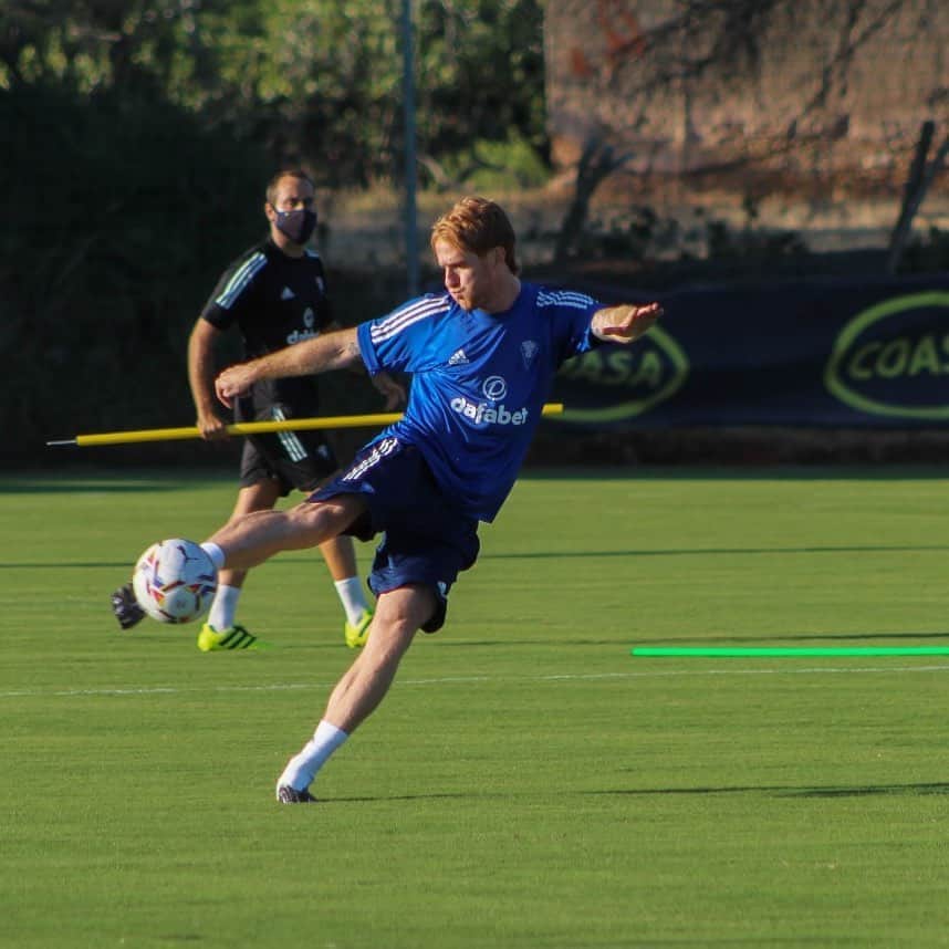 アレハンドロ・フェルナンデス・イグレシアスのインスタグラム：「Empieza la temporada 20-21⚽️  Primera División ⭐️  Cádiz CF 💛💙」