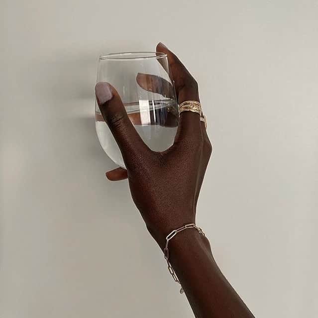 ELLE Magazineさんのインスタグラム写真 - (ELLE MagazineInstagram)「Drink water, but make it fashion 💧 #rg @lefevrediary」8月13日 5時08分 - elleusa
