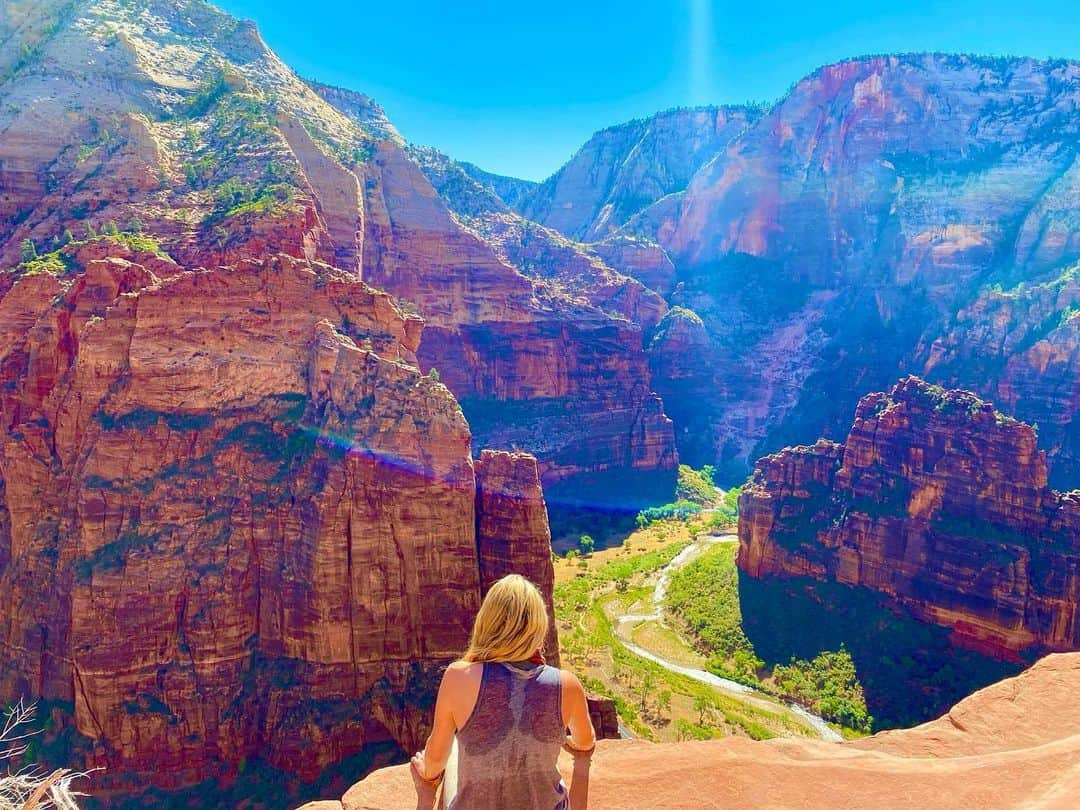 マッケンジー・モージーのインスタグラム：「waiting for angels 🏜 #angelslanding #zionnationalpark」