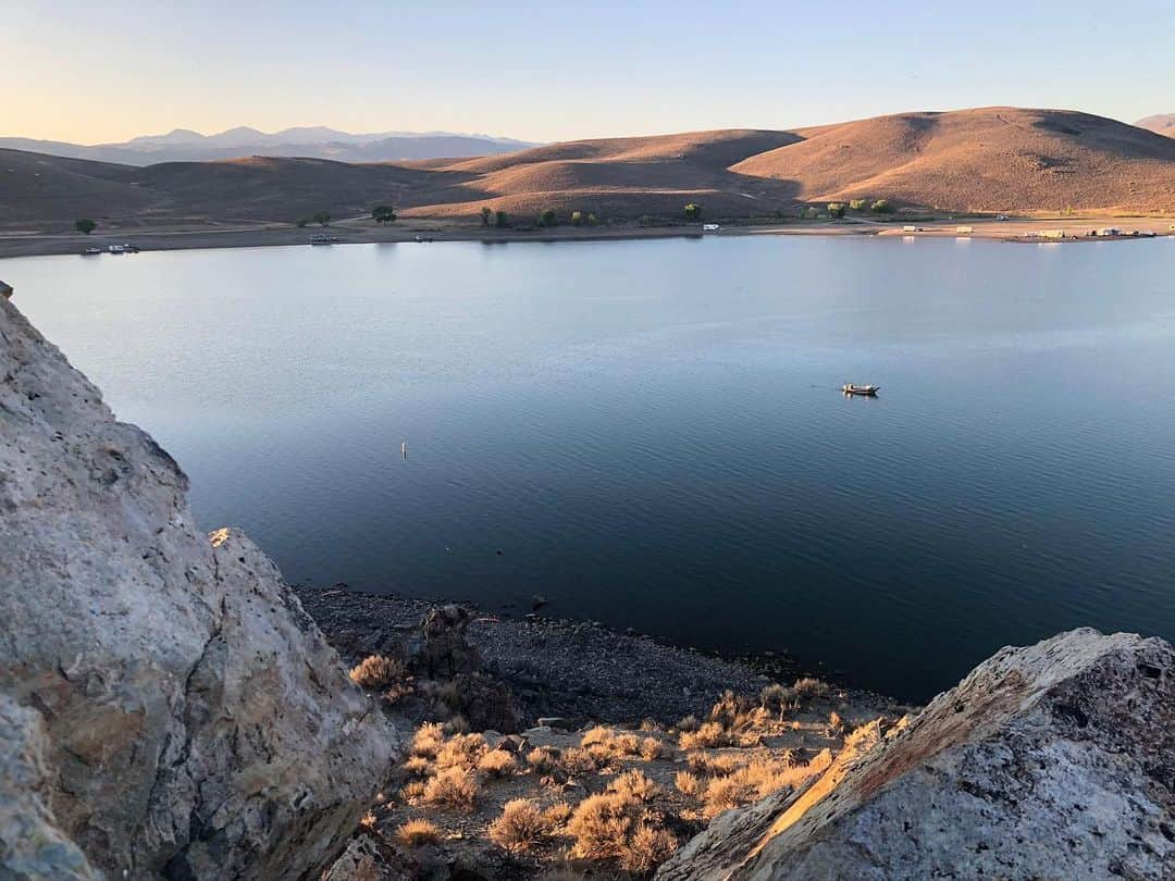 トローヤン・ベリサリオさんのインスタグラム写真 - (トローヤン・ベリサリオInstagram)「This last week was total paradise. Being able to bring our little family and friends on the road. To see the alien land that is the Great Salt Lake, the cracks of the Bonneville Salt flats, jump in the surprisingly cold lakes of Nevada, see shooting stars through the canopy of trees in Santa Cruz and wind down the rugged California coast felt like a dream. But we were wide awake. We did it, every mile. Safely and in style thanks to this beautiful Beast of a car.  @thecampercartel you guys are amazing. You made a this girl’s “drive in a wrangler, sleep on the road” dreams come true. We will definitely be right back. 📷 by @kaitjoseph (and some by me, but she’s way better at taking them)」8月13日 5時13分 - sleepinthegardn