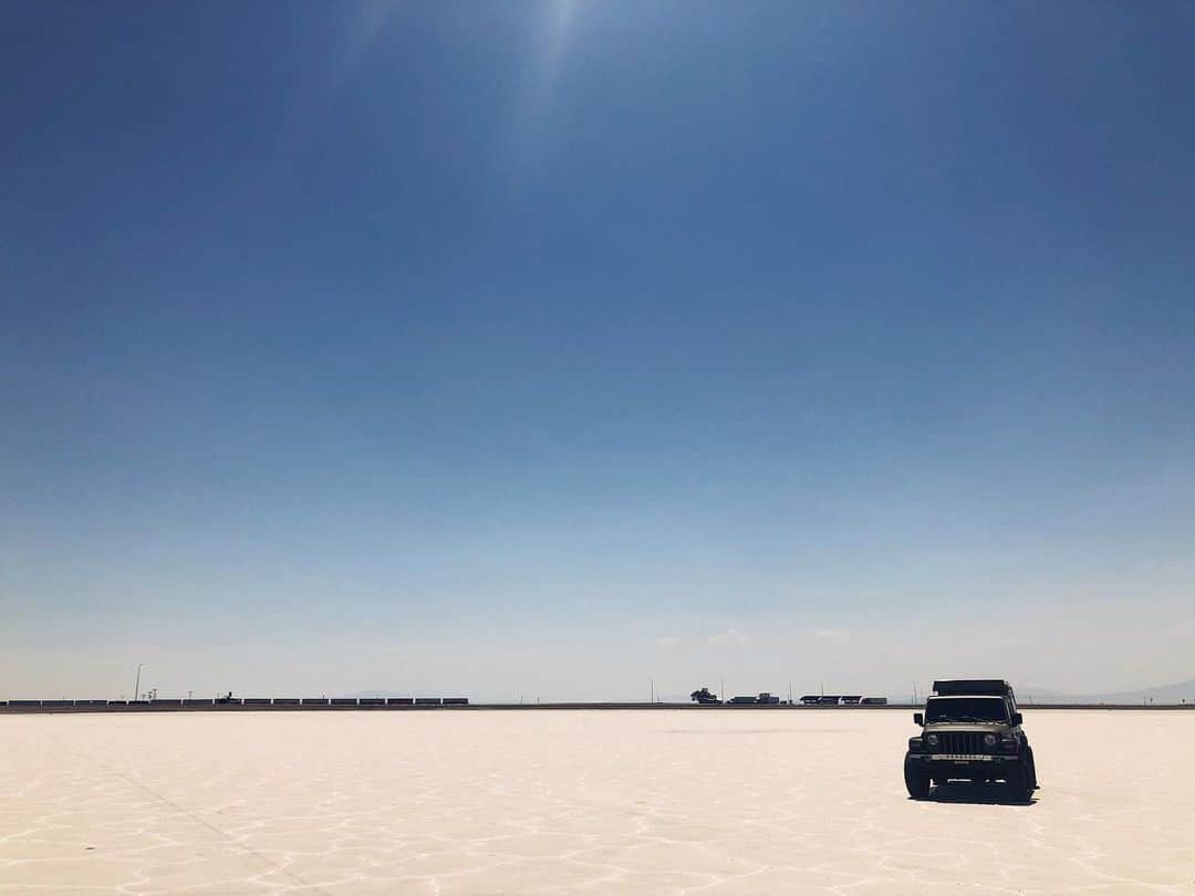 トローヤン・ベリサリオさんのインスタグラム写真 - (トローヤン・ベリサリオInstagram)「This last week was total paradise. Being able to bring our little family and friends on the road. To see the alien land that is the Great Salt Lake, the cracks of the Bonneville Salt flats, jump in the surprisingly cold lakes of Nevada, see shooting stars through the canopy of trees in Santa Cruz and wind down the rugged California coast felt like a dream. But we were wide awake. We did it, every mile. Safely and in style thanks to this beautiful Beast of a car.  @thecampercartel you guys are amazing. You made a this girl’s “drive in a wrangler, sleep on the road” dreams come true. We will definitely be right back. 📷 by @kaitjoseph (and some by me, but she’s way better at taking them)」8月13日 5時13分 - sleepinthegardn