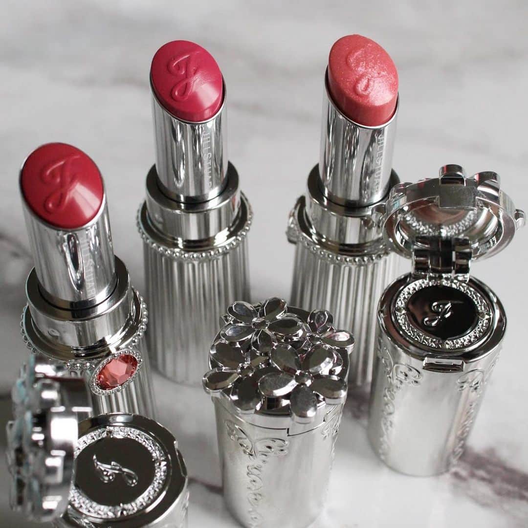 Jill Stuart Cosmetics Japanさんのインスタグラム写真 - (Jill Stuart Cosmetics JapanInstagram)「Brilliant Bloom by Jill Stuart Japan . The most beautiful, splendid flower in the world.Each petal is given color by gemstones of different hues,for one very special flower with transience and strengthhidden inside. This spring, JILL STUART brings cheeks colorsthat harbor the beauty of that single blossom,with limitless combinations and ways to use them.It is blush that is a source of new inspiration. Layering colors by stroking petals one-by-onecreates not only pure tones and translucence,but also highlight colors that draw out radiance from inside. Cheeks filled with such elation and joyawaken the allure that lies hidden inside of you.Bloom even more beautifully. . . #jualjillstuart#jualjillstuartmakeup#jualkuasmakeup#tokobatam#batamtoko#muabatam#batamolshop#olshopbatam#batam#tokokosmetik#jualbrush#jualsigma#jualan#jualanku#jualsephora#jualchanel#jualladuree#jualkosmetikbatam#jualeyeliner#jualmascara#juallipstick#jualmurah#jualankaka#makeupartistbatam#jualmakeup#jualkosmetikori#jualetude#jualladureekosmetik#jualkosmetikjepang#jillstuart」8月13日 5時31分 - jillstuart.beauty