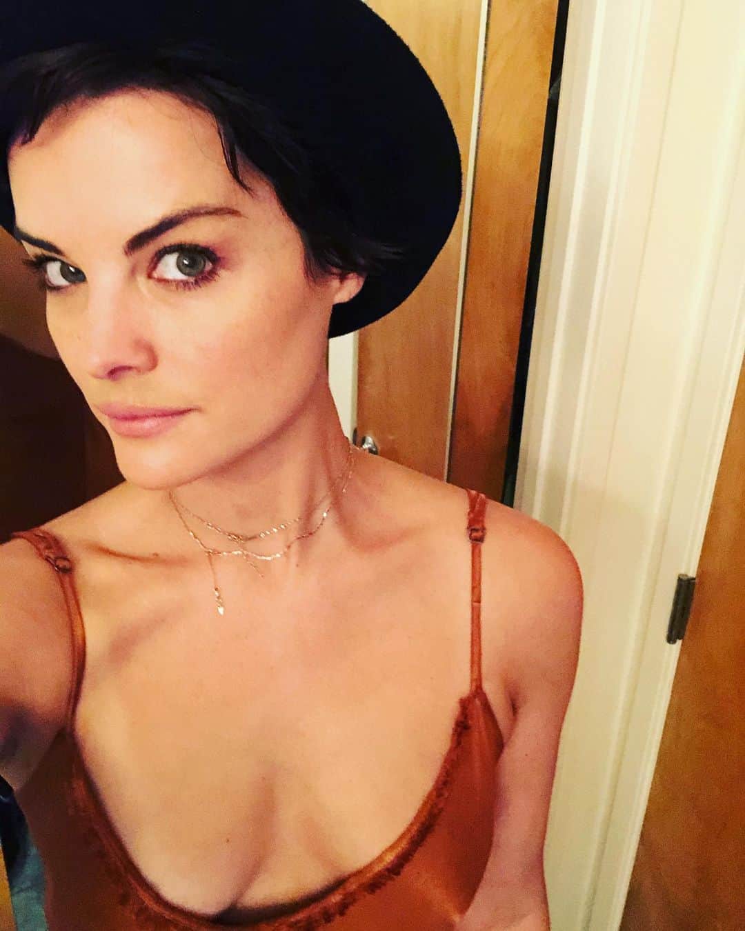 ジェイミー・アレクサンダーのインスタグラム：「Happy Wednesday 💋 My hair is at the stage where hats are necessary 😂 Hope y’all are having a good week xoxoxo 🤩🤪🤠」