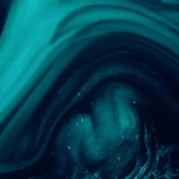 ドゥラメールのインスタグラム：「Inside the ingredients. Born of a unique micro-algae renowned for its resilience in harsh conditions, The Stabilizing Ferment is slow-crafted using our proprietary fermentation process to harness actives that help stabilize the look of fragile, irritated skin, and restore it back to a look of balance. #TheConcentrate」