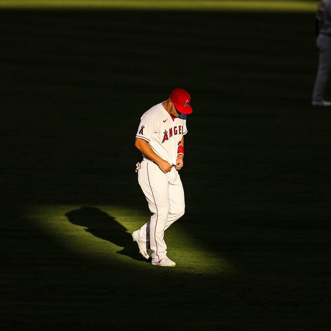 MLBさんのインスタグラム写真 - (MLBInstagram)「Dad strength is real! Beyond a shadow of a doubt.」8月13日 5時37分 - mlb