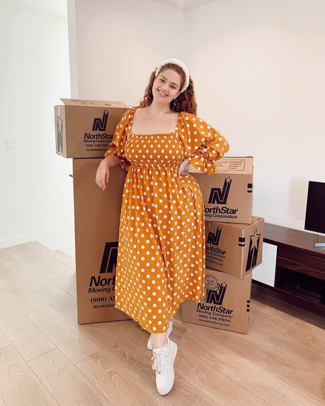ブリー・キッシュのインスタグラム：「honey, i’m home! 🏠 i’ve lived in orange county for essentially my whole life and have been lucky enough to live with my parents. my job is all over LA but making the jump to be closer to work scared me. moving with @northstarmoving eased a lot of my worries! they were absolutely amazing and made the move quick and painless 📦 cheers to living with my best friend and no longer commuting 3-4 hours a day for work! (yup.. traffic is THAT bad around here) #ad」
