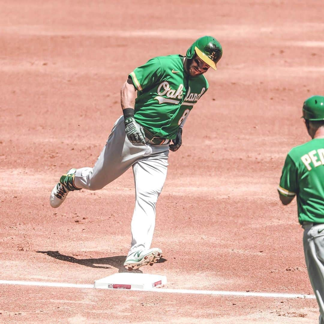 オークランド・アスレチックスさんのインスタグラム写真 - (オークランド・アスレチックスInstagram)「Swing, Swing - The All-American Rejects (2002) #RootedInOakland」8月13日 5時45分 - athletics