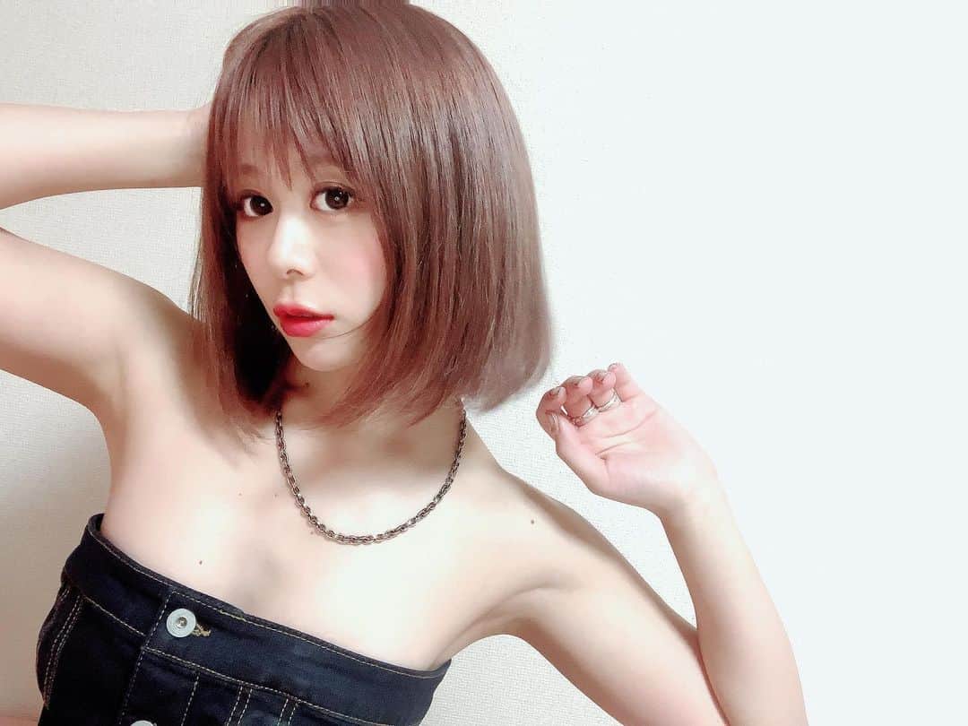 のインスタグラム：「color change💗❤️🔄 . . . #サロン撮影 #サロンモデル #サロモ #撮影 #shooting #model #モデル  #美容院  #作品撮り #夏カラー #ブリーチ1回 #ボブ #前下がりボブ #ハイトーンカラー #ハイトーンボブ #f4follow #summer  #ootd #cute #fashion #ピンクブラウン #instagood #커플티 #남친룩 #팔로우 #선팔하면맞팔 #뷰스타그램 #instagood #fff #l4like #beauty」