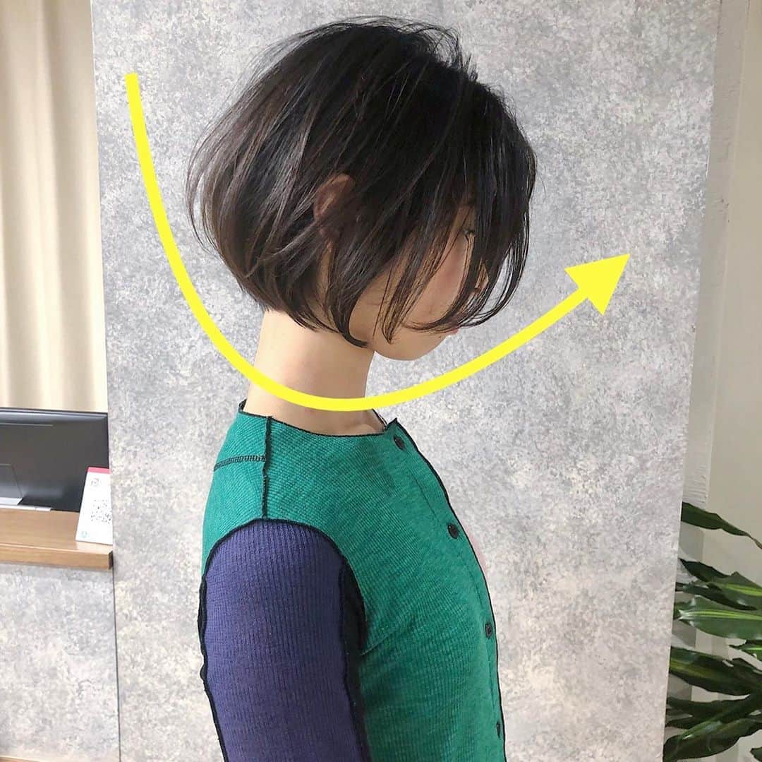 本田重人さんのインスタグラム写真 - (本田重人Instagram)「保存数4000以上の人気ヘアカタです😊 参考にしてカウンセリングにお役立てください😊🤗 おはよう御座います❗️ 当日のご予約もお待ちしてます😊  カラーリングもその時の気分に合わせた良い色をご提案致します😊 カットではまるみと毛束感、扱いやすさがさらに上がります😊  再現性も大事にカットしてます👉  保存してカウンセリングにお役立てください😊  シンプルなカットですが毛量調整がかなり重要。 乾かすだけでまとまる、オイルをつけるだけで柔らかな毛束感に。  重めに見えないシルエット😊  透け感のある毛束がポイント👉  【ナチュラルストレートパーマ】で乾かすのも楽にさらさらな髪質に😊 なるべくシンプルに、けど拘りのあるストレートは柔らかく、さらさらになります！ ショート、ボブをより扱いやすいようにと考え抜いて進化させたストレートパーマ。 是非お試しを😊  　  【料金表】 カット¥6600 独自のカット法で写真の様な仕上がりに  カット＋カラー¥14300 透明感抜群のダメージレスカラー  カット＋パーマ（デジも）¥17300 髪質に合わせた選定による柔らかなパーマ  カット＋縮毛矯正¥19800 今までにない仕上がりを実感するナチュラルストレート  カット＋カラー＋縮毛矯正¥27500 同時施術でもダメージを感じさせないフルコース  トリートメント3step¥2200.5step¥4400 カラー、パーマ、縮毛矯正には併用がオススメ  ハイライト¥4400〜 より立体感のあるおしゃれなカラーに 　　　　　  #銀座ストレートパーマ #ストレートボブ  #ショート縮毛矯正 #ボブ縮毛矯正 #ショートヘア #ショートヘアー #ボブヘア #カット解説#小顔矯正 #黒髪ボブ #地毛風ストレート  #ストレートパーマ #縮毛矯正  #銀座ストレート #コスメストレート  #本田重人 #前下がりボブ #大人ボブ#結べるボブ　#ロブ　#銀座ボブ　#銀座カット　#ミニボブ　#ボブ銀座　#長めボブ  #ボブ東京 #ショートボブ　#縮毛矯正銀座 #ボブ銀座 #ショート銀座　#縮毛矯正東京」8月13日 11時11分 - shigeto_honda