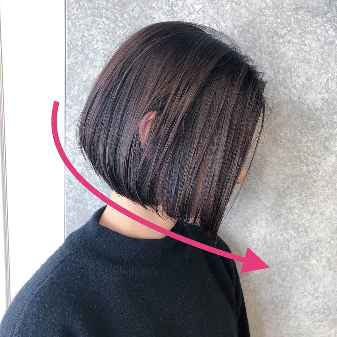 本田重人さんのインスタグラム写真 - (本田重人Instagram)「保存数4000以上の人気ヘアカタです😊 参考にしてカウンセリングにお役立てください😊🤗 おはよう御座います❗️ 当日のご予約もお待ちしてます😊  カラーリングもその時の気分に合わせた良い色をご提案致します😊 カットではまるみと毛束感、扱いやすさがさらに上がります😊  再現性も大事にカットしてます👉  保存してカウンセリングにお役立てください😊  シンプルなカットですが毛量調整がかなり重要。 乾かすだけでまとまる、オイルをつけるだけで柔らかな毛束感に。  重めに見えないシルエット😊  透け感のある毛束がポイント👉  【ナチュラルストレートパーマ】で乾かすのも楽にさらさらな髪質に😊 なるべくシンプルに、けど拘りのあるストレートは柔らかく、さらさらになります！ ショート、ボブをより扱いやすいようにと考え抜いて進化させたストレートパーマ。 是非お試しを😊  　  【料金表】 カット¥6600 独自のカット法で写真の様な仕上がりに  カット＋カラー¥14300 透明感抜群のダメージレスカラー  カット＋パーマ（デジも）¥17300 髪質に合わせた選定による柔らかなパーマ  カット＋縮毛矯正¥19800 今までにない仕上がりを実感するナチュラルストレート  カット＋カラー＋縮毛矯正¥27500 同時施術でもダメージを感じさせないフルコース  トリートメント3step¥2200.5step¥4400 カラー、パーマ、縮毛矯正には併用がオススメ  ハイライト¥4400〜 より立体感のあるおしゃれなカラーに 　　　　　  #銀座ストレートパーマ #ストレートボブ  #ショート縮毛矯正 #ボブ縮毛矯正 #ショートヘア #ショートヘアー #ボブヘア #カット解説#小顔矯正 #黒髪ボブ #地毛風ストレート  #ストレートパーマ #縮毛矯正  #銀座ストレート #コスメストレート  #本田重人 #前下がりボブ #大人ボブ#結べるボブ　#ロブ　#銀座ボブ　#銀座カット　#ミニボブ　#ボブ銀座　#長めボブ  #ボブ東京 #ショートボブ　#縮毛矯正銀座 #ボブ銀座 #ショート銀座　#縮毛矯正東京」8月13日 11時11分 - shigeto_honda
