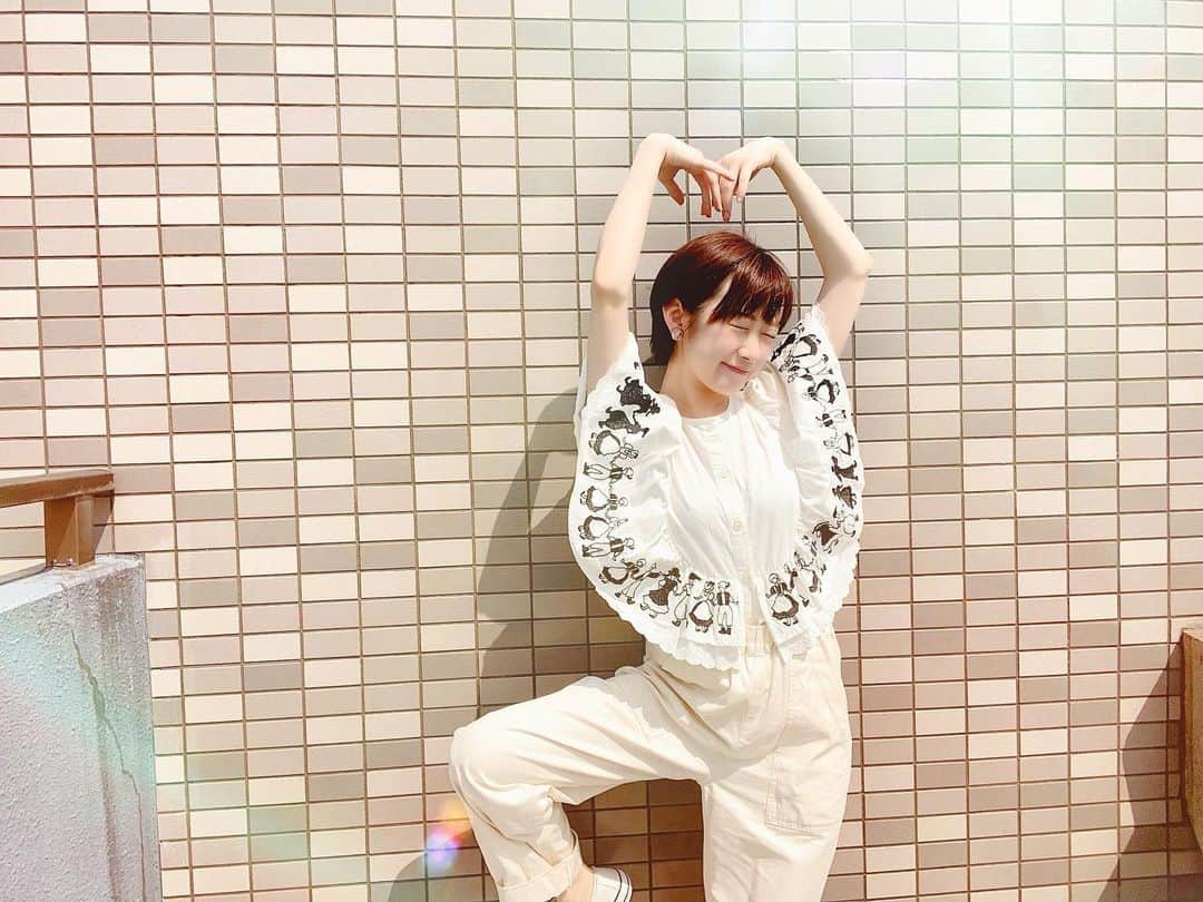 河内美里さんのインスタグラム写真 - (河内美里Instagram)「∗*ﾟ 眩しいんです💃 . . . #シェー #みたいだけど若干違う #シェーもどきポーズ #強い日差しに加えて #自分の肌と服の白さが #どうにも眩しくて #目が半目になるから #いっそのこと瞑った . . .」8月13日 11時11分 - misato_kawauchi