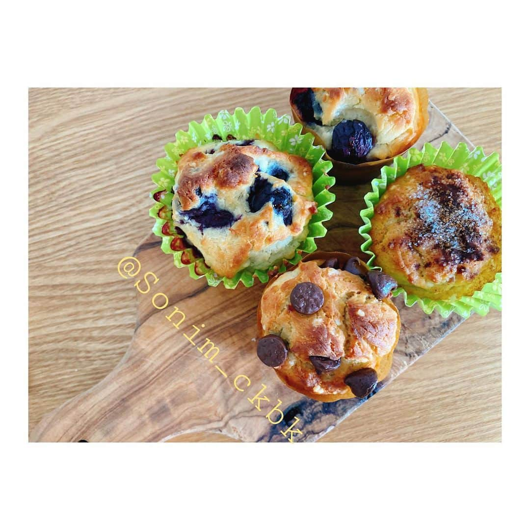 ソニン クッキングのインスタグラム：「. #SonimBaking #適当に余り物で配合 #グルテンフリーマフィン #GlutenfreeMuffin #Blueberry #Chocochips #Cinnamon」