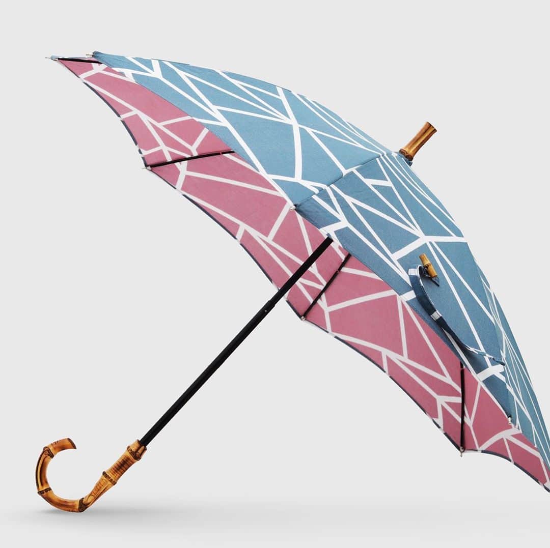 hiraliさんのインスタグラム写真 - (hiraliInstagram)「涼しげでモダンな手ぬぐい日傘  ジンジン照りつける日差しが、すっかり夏を感じさせますね。 ちょっとしたお出かけにも紫外線対策は欠かせません。 いよいよ日傘が大活躍する季節がやってきました。  hirali の日傘は手ぬぐいの生地で作っています。 だから、軽やかで通気性がいい。 熱もこもりません。 しかもちゃんとUVカット加工が施されています。  hirali の生地は、1枚の布を表裏違う色で染め分ける特殊な技術でつくられています。 その生地を日傘にすると、傘をさしたときにちらっと裏の色が見えるんです。 それがなんとも涼しげで、おしゃれ。  夏のお出かけのお供にいかがですか。  ◾️ホームページ http://takenosenko.jp/  #キナリノ#キナリノモール #hirali#ひらり#てぬぐい#手ぬぐい#竹野染工#actus  #丁寧な暮らし#今日のてぬぐい#手ぬぐいのある暮らし #伝統工芸#布#生地#テキスタイル#北欧 #traditional #madeinjapan #ロール捺染  #暮らし#暮らしの雑貨#雑貨#Oo#ワォ#堺市#注染#晒#マスク  ◾️ 実用新案申請中◾️  「手ぬぐいスヌード」「リバーシブル染色」」8月13日 11時12分 - hiralitenugui