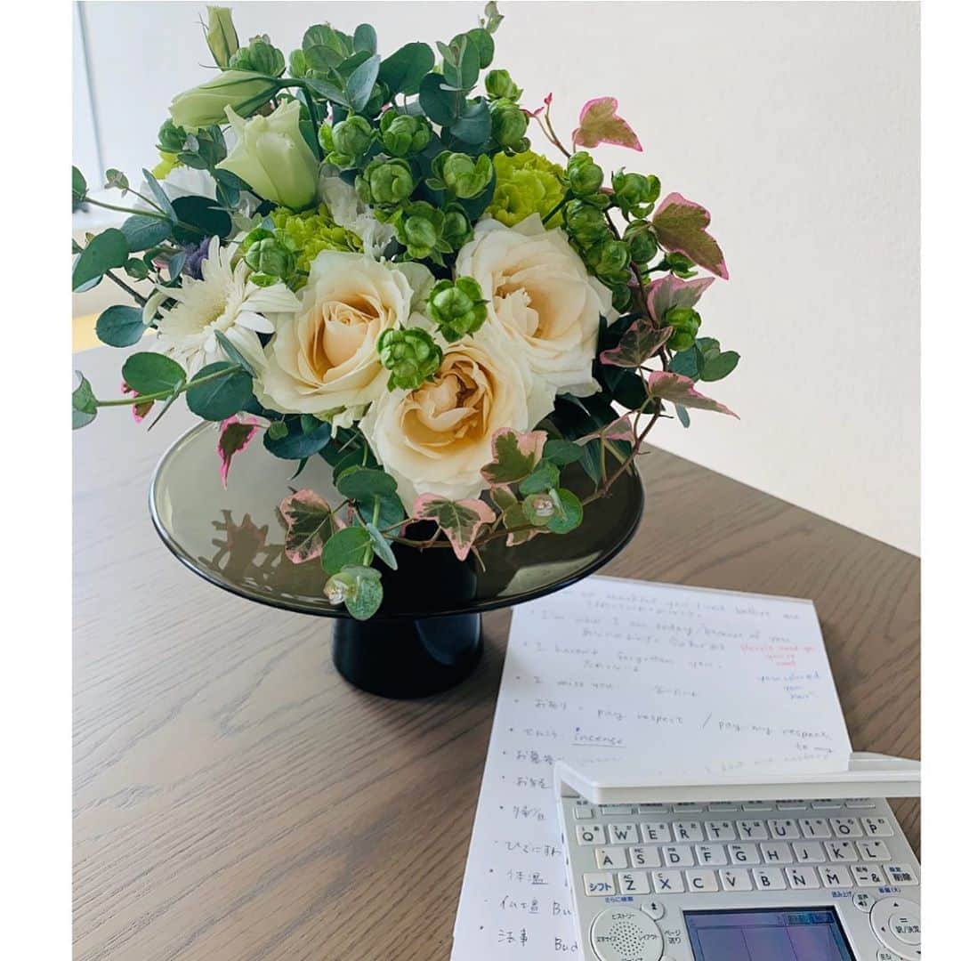 津野瀬果絵さんのインスタグラム写真 - (津野瀬果絵Instagram)「. お供えの贈り花。オンラインの英語レッスンもお盆に関係する言葉を中心に。 . . #お盆#英語レッスン#学び#アンちゃんいつもありがとう#thankstoAnne」8月13日 11時18分 - kaetsunose