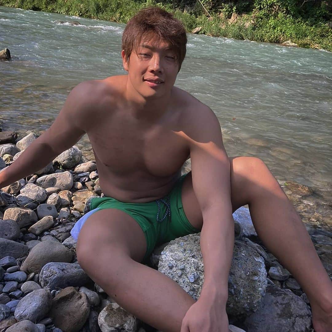 竹下幸之介のインスタグラム：「つめた〜い水に入りたい。  #summer #川 #行きたい  #wrestling #workout #muscle #training #motivation   #プロレス  #ddtpro #竹下幸之介 #アウトドア #普段は半目 #試合の時だけ開眼」
