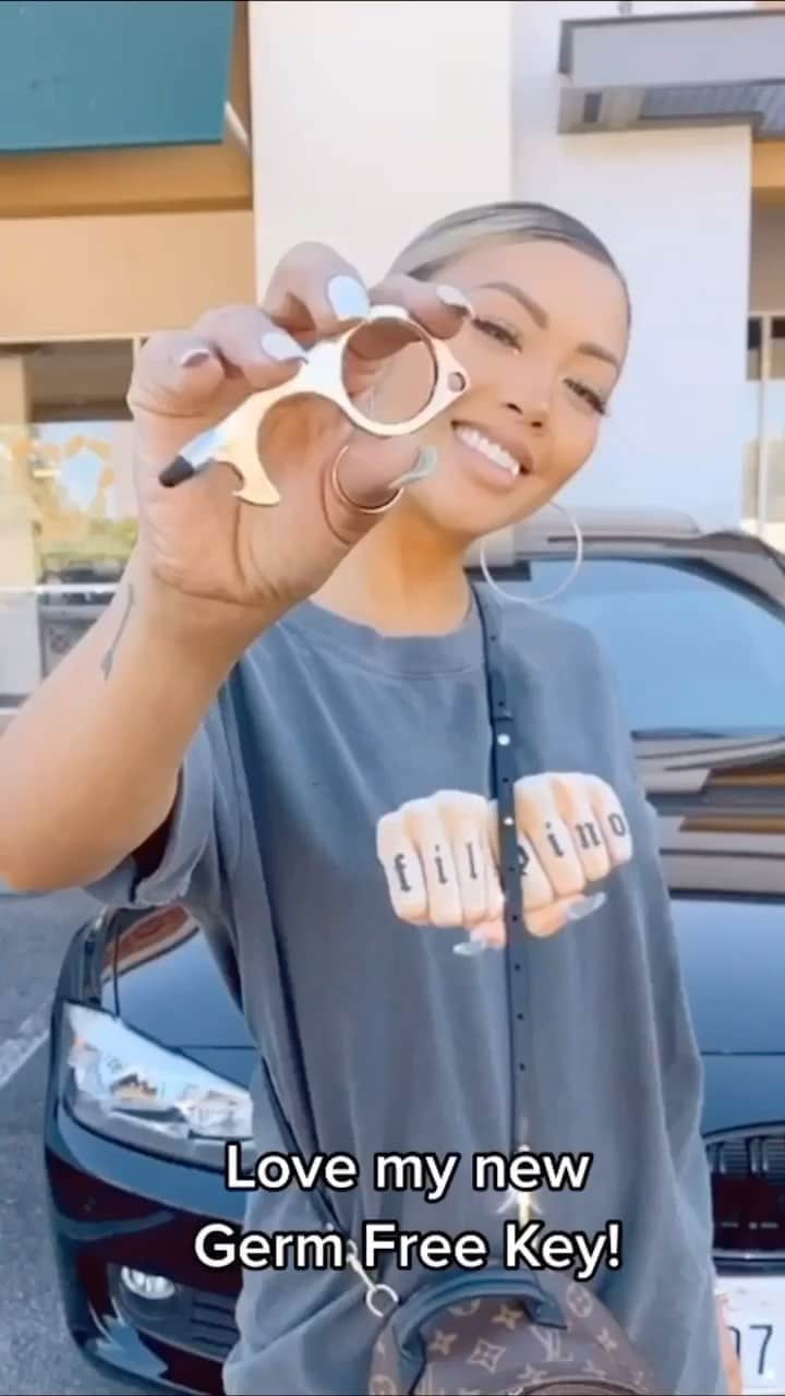 リアン Vのインスタグラム：「So happy I have my new germ free key! 🔑 I personally hate touching public door handles and buttons. It’s so helpful and easy to clean! Now available on @shoplianev 🥰 Stay clean and safe everyone!」