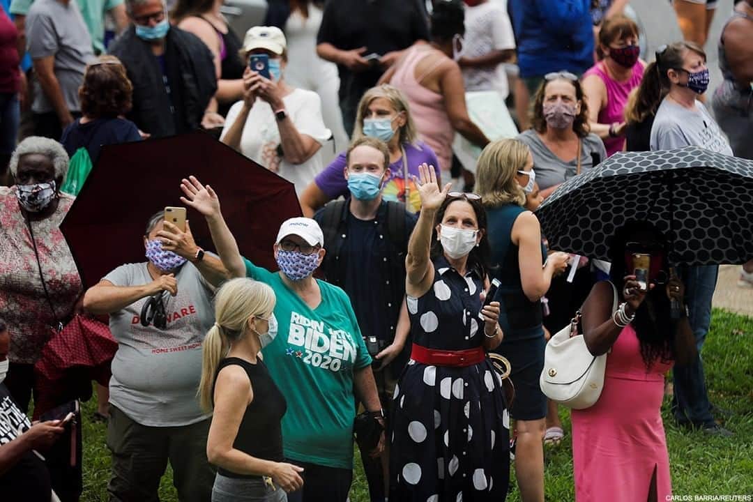 ABC Newsさんのインスタグラム写真 - (ABC NewsInstagram)「People wearing masks wait outside Alexis Dupont High School for Democratic presidential candidate Joe Biden and Sen. Kamala Harris in their first joint appearance since Harris named Biden's running mate. #joebiden #kamalaharris #election #yourvoiceyourvote」8月13日 5時57分 - abcnews