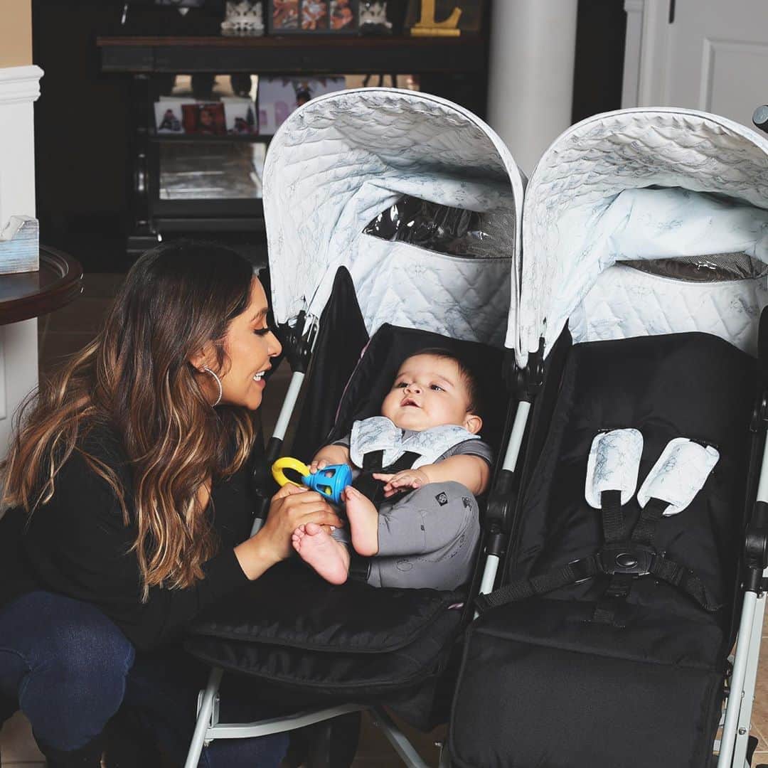 ニコール・ ポリッツィのインスタグラム：「Yasss MAWMA’s !!!!my @yourbabiieofficial MAWMA Marble Double Stroller just launched exclusively at @buybuybaby! 🥰With reversible pink and black seat covers ! The perfect stroller for siblings or twins!👶🏽👶🏽 LINK IN BIO #yourbabiie #mawma #babygear #momlife #strollerstyle #stroller #travel #parenting #buybuybaby #babyessentials #babyregistry #twinning #yourbabiiepartner」