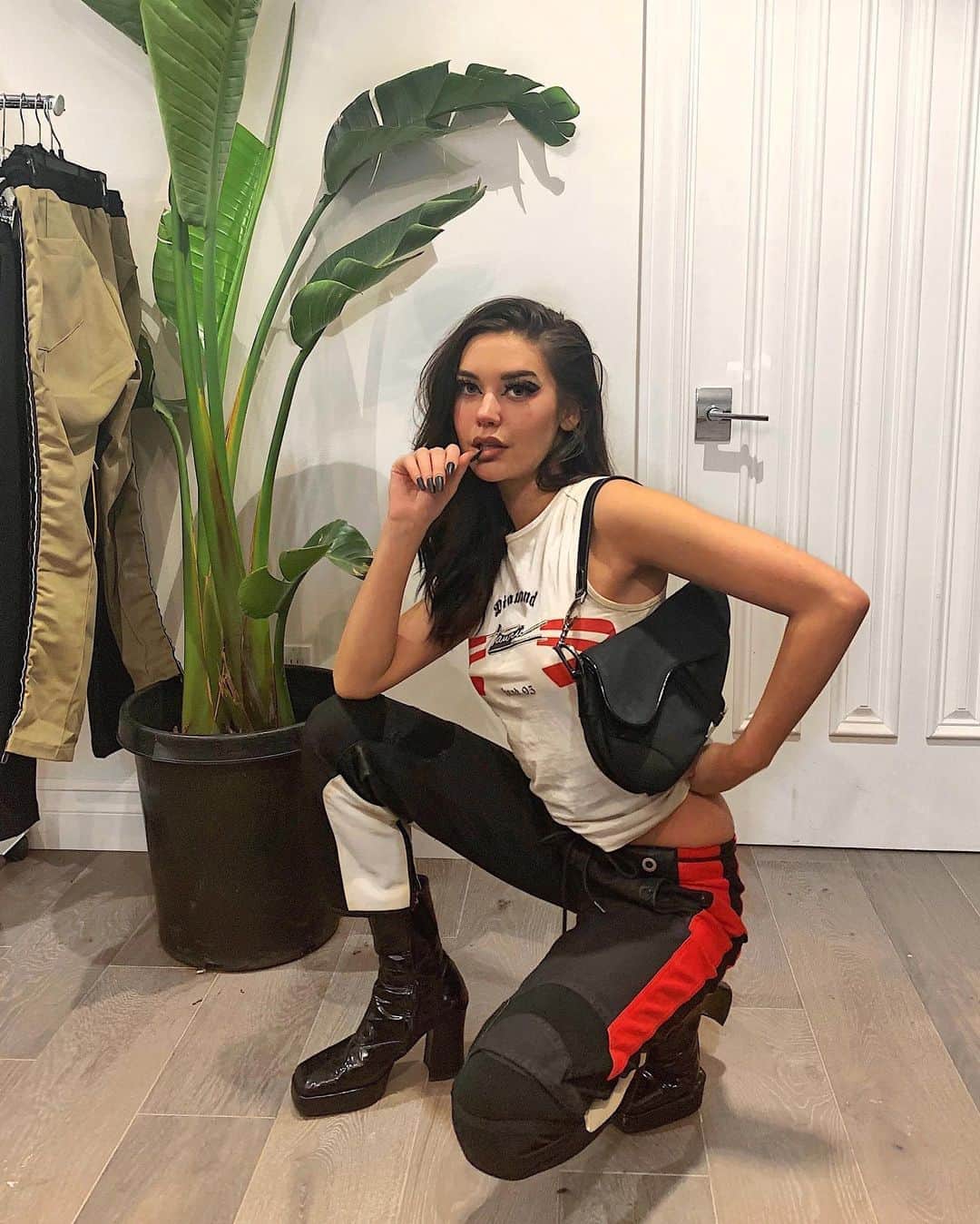 のインスタグラム：「For the first time ever, over 40 of America’s most sought after fashion brands have come together for a 5-day digital flash sale at BestKeptSecret.com   You’ll have access to recent collections for up to 80% off @ShopBestKeptSecret! Brands include Helmut Lang, FRAME, R13, & RE/DONE and so many others! Shop the collections NOW! #ShopBestKeptSecret」