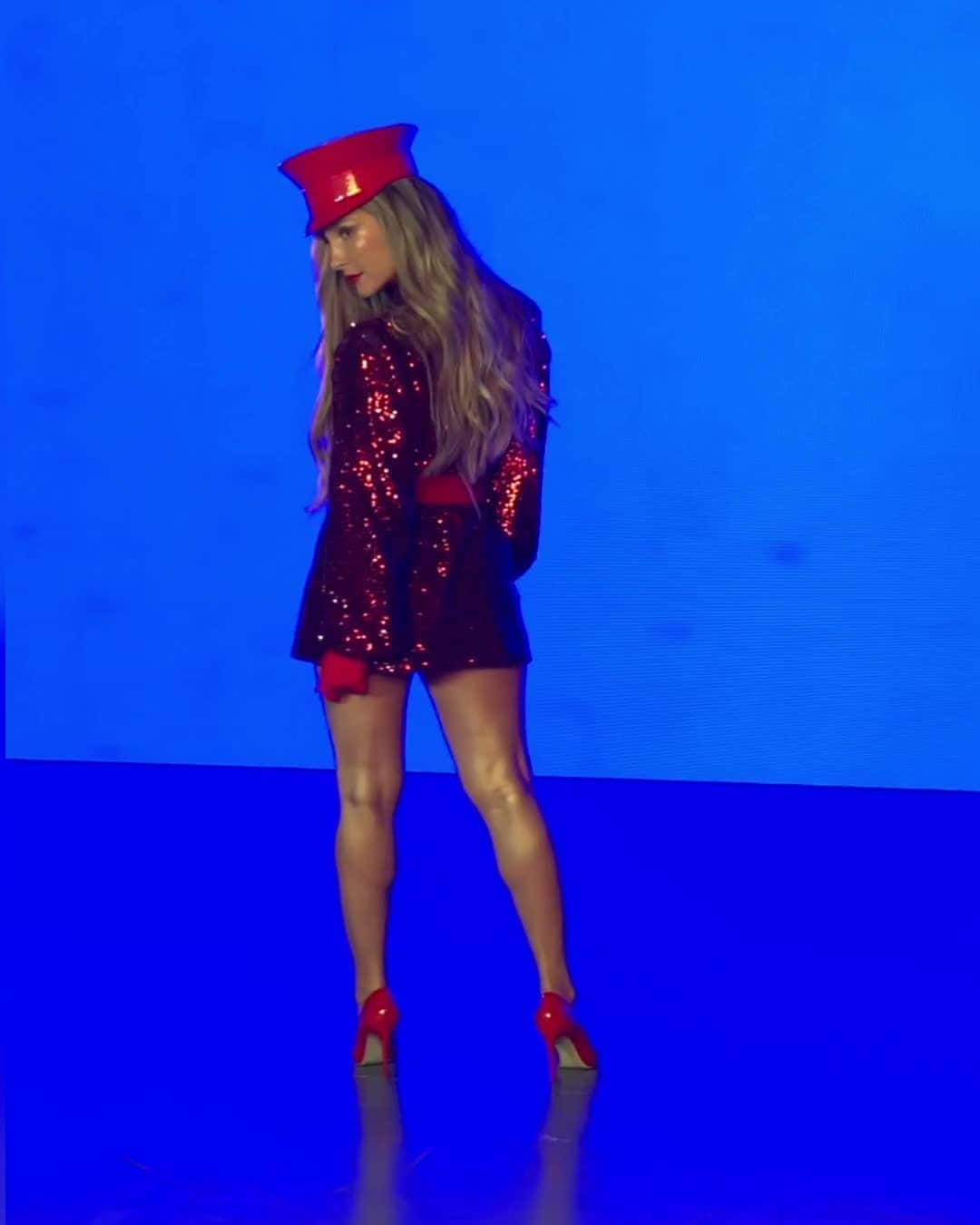Claudia Leitteのインスタグラム：「Acredite! Eu ainda estava com a cesária do parto de Bela cicatrizando quando tive que dar uma baita “rebolada bruta” pra gravar esse clipe 🥵🤣 Mas mesmo com certo desconforto eu estava me sentindo tão feminina e caliente... uiii! Dá pra perceber? Ps.: comente “siiiim” concordando ou não 🤣🤣🤣 Vai lá curtir “Rebolada Bruta”, parceria linda com @mczaac, bb! (Link na bio)」