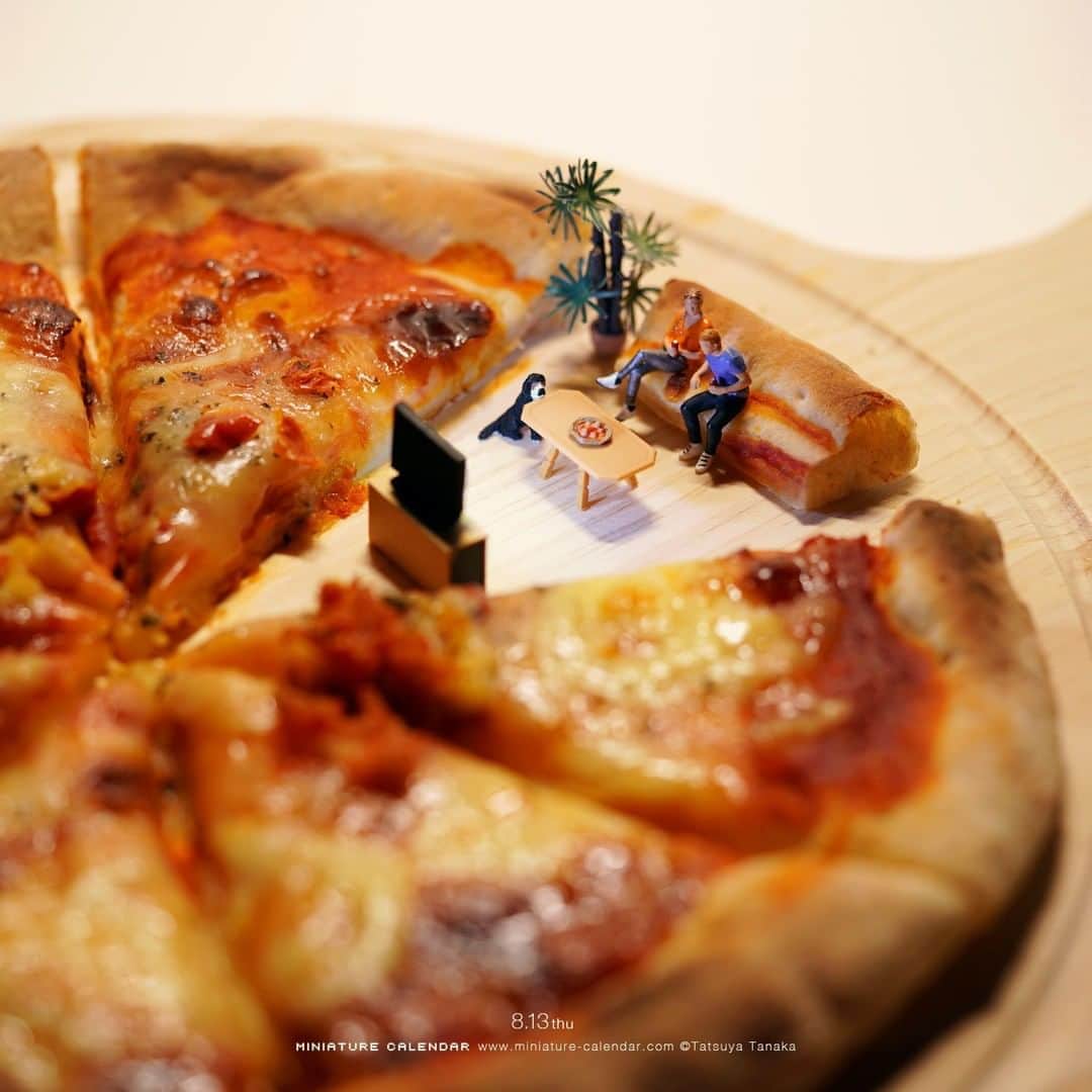 のインスタグラム：「⠀ “Intelian (Italian Interior)” ⠀ ヒザに優しいピザ ⠀ #ピザ #ソファ #このあとおいしくいただきました #Pizza #Sofa #EnjoyHome ⠀ ───────────────── 《EXHIBITION info》 ⠀ 【MINIATURE LIFE展 in 函館】 MINIATURE LIFE EXHIBITION in Hakodate until: Aug 16, 2020 #MiniatureLife展 #ミニチュアライフ展 ⠀ ℹ️Please look at the Instagram story’s highlight for more information. ⠀」