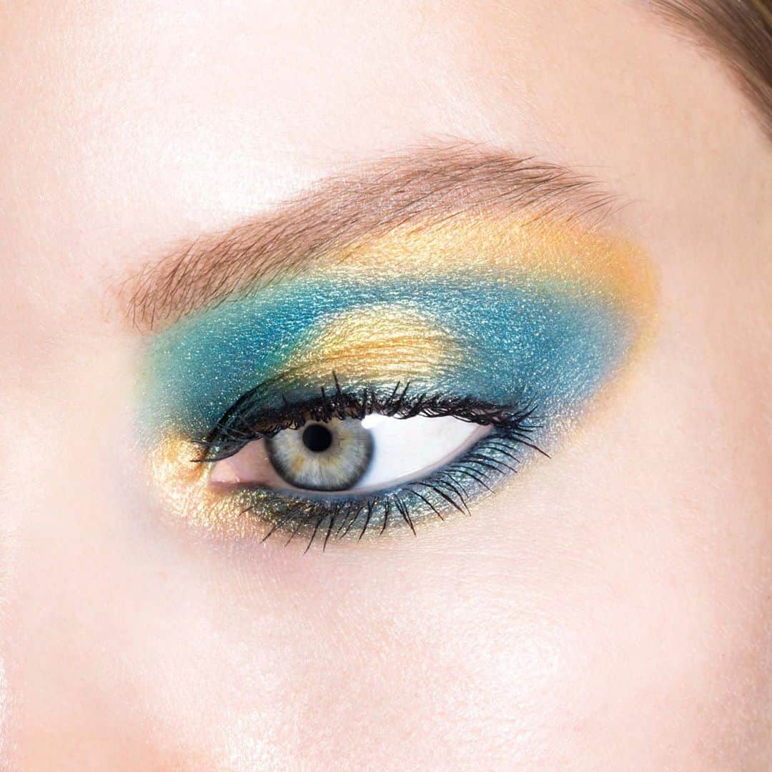 Revlonさんのインスタグラム写真 - (RevlonInstagram)「Enamored with this eye armed in blue and gold 🔷⭐ Would you try this #RevlonxWW84 inspired look? . This NEW #RevlonxWW84 Face & Eye Palette is our weapon of choice for creating fearless eye looks (it has 8 shadows and 2 highlighters, so you’ve got options)」8月13日 6時11分 - revlon
