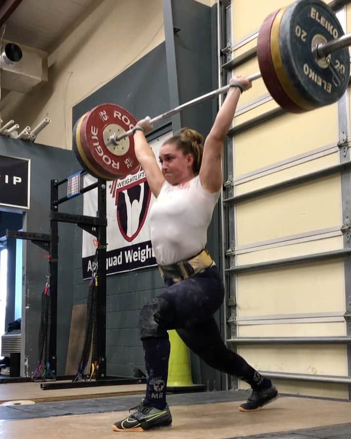 マッティ・ロジャーズのインスタグラム：「Just rippin’ some lifts on a Wednesday. “Opener+” things because looks like the local meet this weekend is still on. Not in meet shape, but also in better shape than old meet shape??? IDK, but guaranteed good time either way! And yes... I’m wearing my own socks. Fight me or something @hookgripstore (link in me bio⚓️🏴‍☠️)  @roguefitness @2poodperformance」