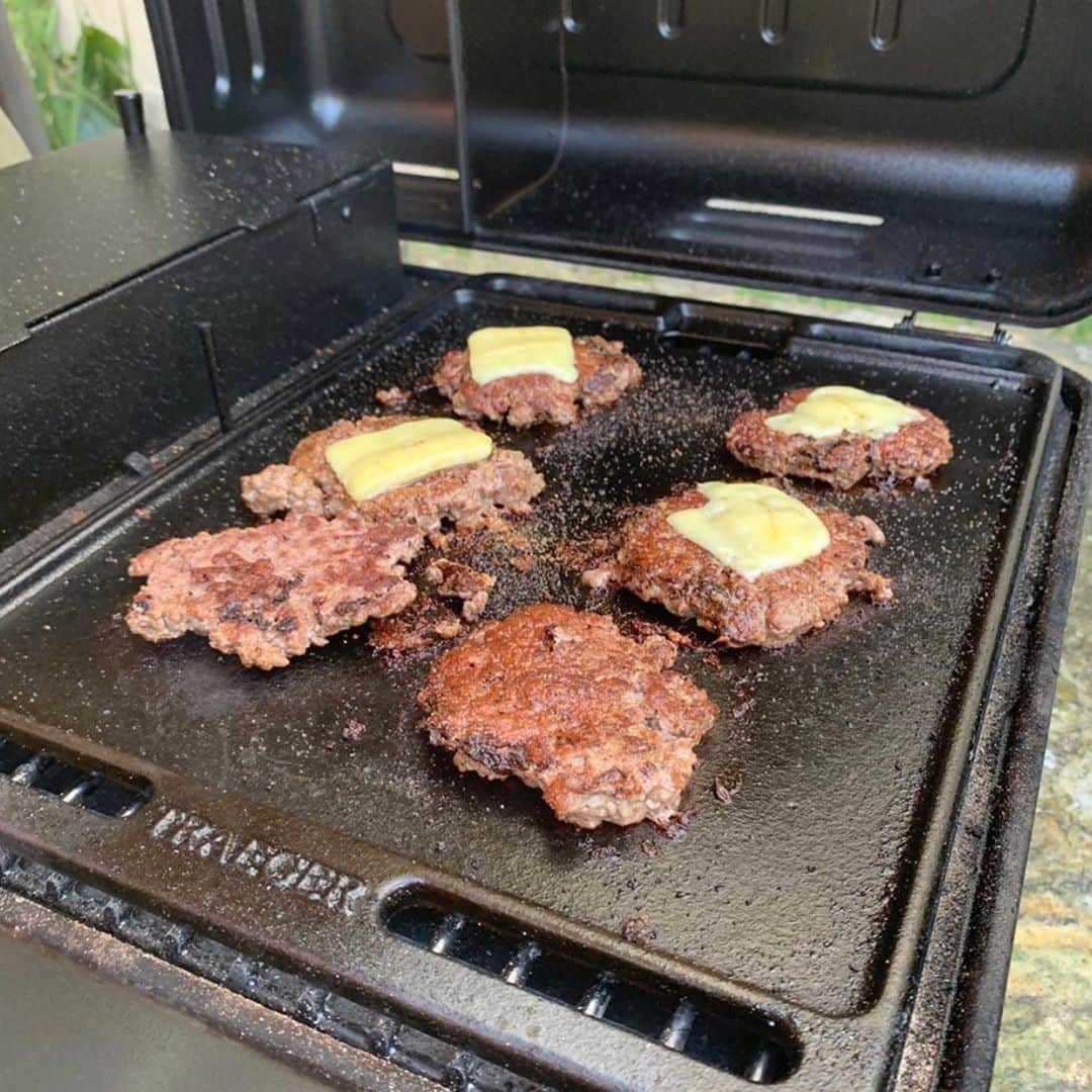 Shinedownさんのインスタグラム写真 - (ShinedownInstagram)「@bkerchofficial is crushing the grill game this summer! 🔥 We’ve got competition style chicken thighs, homemade teal colored gluten free buns, juicy burgers, and riiibbbsss on deck. What’s the main act on your menu this week?!! 🍽  #shinedown #whatsupwednesday #campaignagainstnegativity #athomewithshinedown #summergrillingseason #grillingandchilling #eatclean」8月13日 6時20分 - shinedown