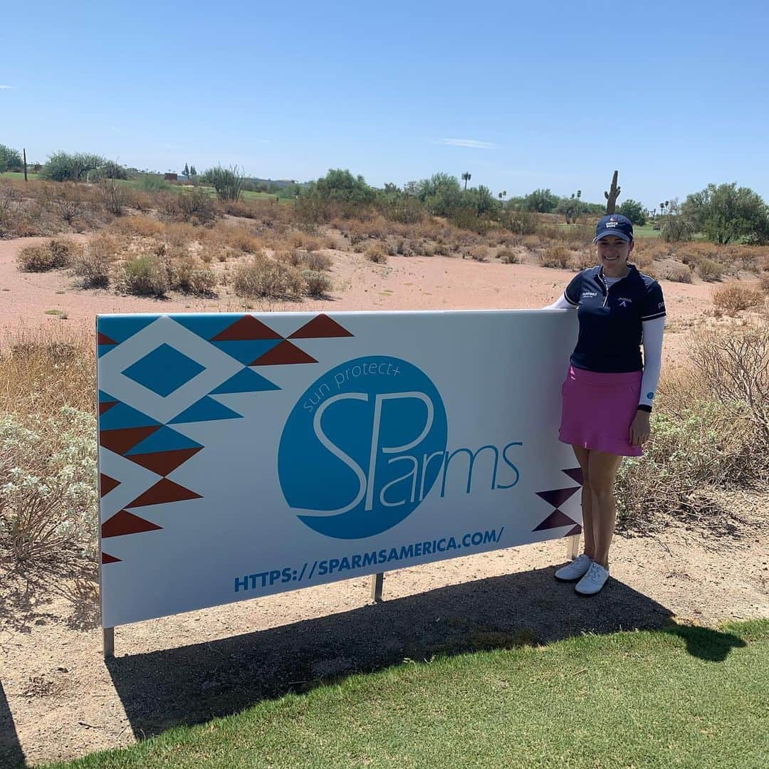 キム・カウフマンのインスタグラム：「I have to give a big shoutout to @Sparms.official for the sun sleeves I wear every day. I can’t imagine leaving the house without them, especially this week in Mesa, AZ!  If you want to protect your skin from the sun, check them out. They are the BEST sun sleeves on the market. @sparmsamerica」