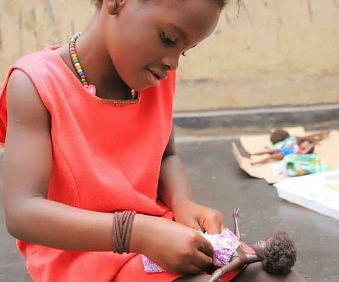 People Magazineさんのインスタグラム写真 - (People MagazineInstagram)「A Texas woman is making sure orphans in Uganda have dolls that reflect the beauty of their dark skin. ❤️ Lauren Stevens kicked things off by commenting on a post by Masaka Kids, a Uganda orphanage, and asked, “How can we donate some brown-skinned dolls?” And it snowballed into all of the girls in the orphanage having Black dolls of their own to play with, bought with donations from a Black-owned shop out of South Africa. “It’s just kind of heartwarming, not only that the kids have something to brighten their day, [which is] a nice thing that they’re going to have forever,” she says. “But also that there are just so many good people in the world.” 🙏 Tap the bio link for the incredible story. 📷: Masaka Kids」8月13日 6時56分 - people
