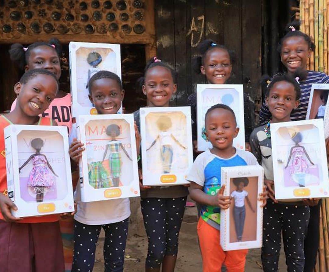 People Magazineさんのインスタグラム写真 - (People MagazineInstagram)「A Texas woman is making sure orphans in Uganda have dolls that reflect the beauty of their dark skin. ❤️ Lauren Stevens kicked things off by commenting on a post by Masaka Kids, a Uganda orphanage, and asked, “How can we donate some brown-skinned dolls?” And it snowballed into all of the girls in the orphanage having Black dolls of their own to play with, bought with donations from a Black-owned shop out of South Africa. “It’s just kind of heartwarming, not only that the kids have something to brighten their day, [which is] a nice thing that they’re going to have forever,” she says. “But also that there are just so many good people in the world.” 🙏 Tap the bio link for the incredible story. 📷: Masaka Kids」8月13日 6時56分 - people