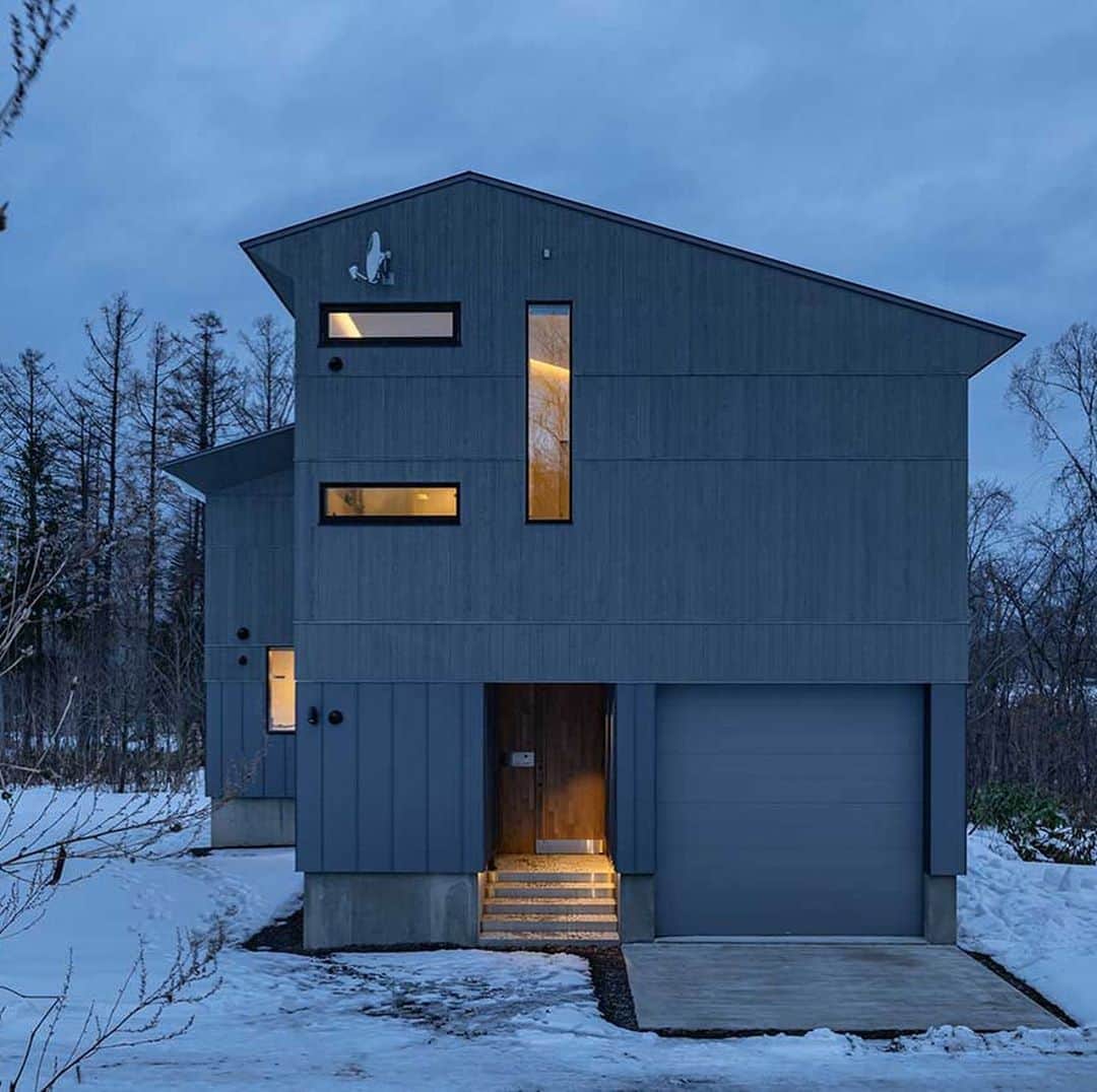 Design Milkさんのインスタグラム写真 - (Design MilkInstagram)「#MakotaNakayama and his firm #NakayamaArchitects designed a retreat in Niseko, Japan with views of Mount Yotei. Set on an acre of land in a forest, Boukyo is a #farmhouse-style residence combined with a modern Japanese aesthetic that blends perfectly with its snowy setting. ❄️ designmilk[dot]com \\\ Photos by Aaron Jamieson and Ikuya Sasaki.」8月13日 6時54分 - designmilk