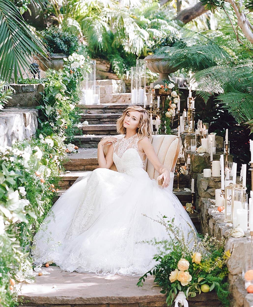 リズ・チェルカソワのインスタグラム：「Scrolling through my camera roll and found this wedding shoot I did a few years back. Which bride are you? I am definitely the barefoot bride. My own elopement wedding dress was a beach cover up and I was most certainly barefoot. It was perfect.」