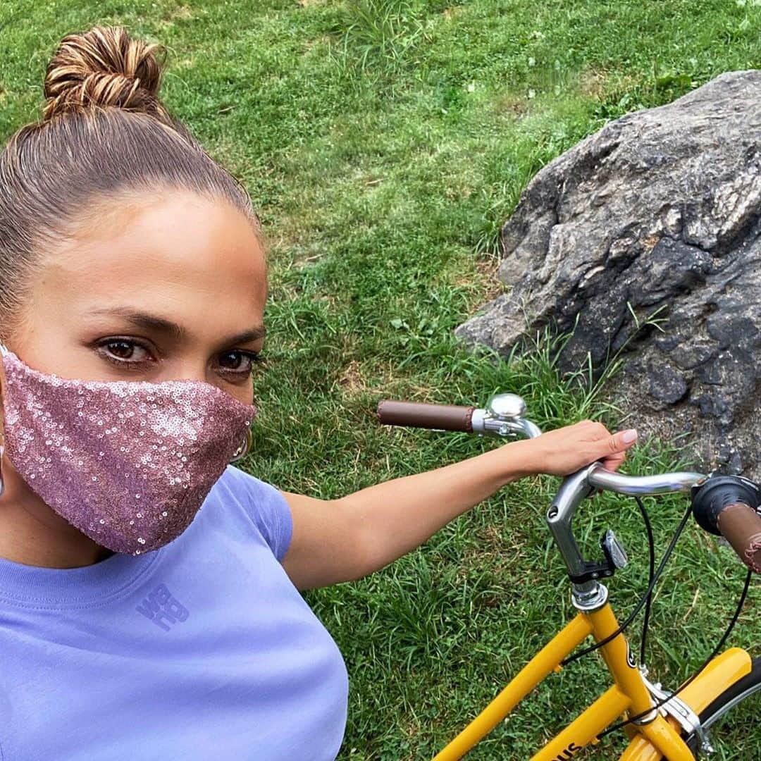 Good Morning Americaさんのインスタグラム写真 - (Good Morning AmericaInstagram)「Wear a mask but make it FASHUN. Shop trendy face masks for a night out and more styles you'll want in your wardrobe. Soon you'll be glowing just like @jlo. ✨😷」8月13日 7時01分 - goodmorningamerica
