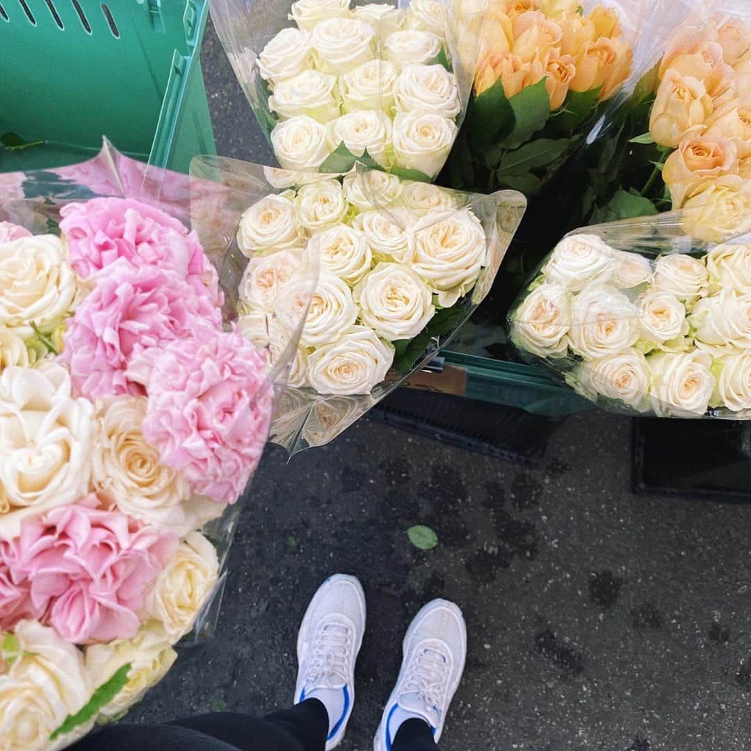 ローレン・ペルツのインスタグラム：「My kind of party 💐」