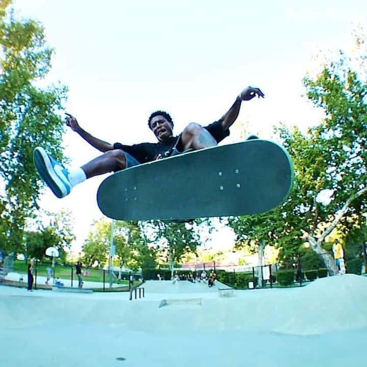 スラッシャーのインスタグラム：「HEAVY REVS @ishodwair & @ronniesandoval_nfc in HOMIES Episode 3 🤝 Filmed by @bonelesszine」