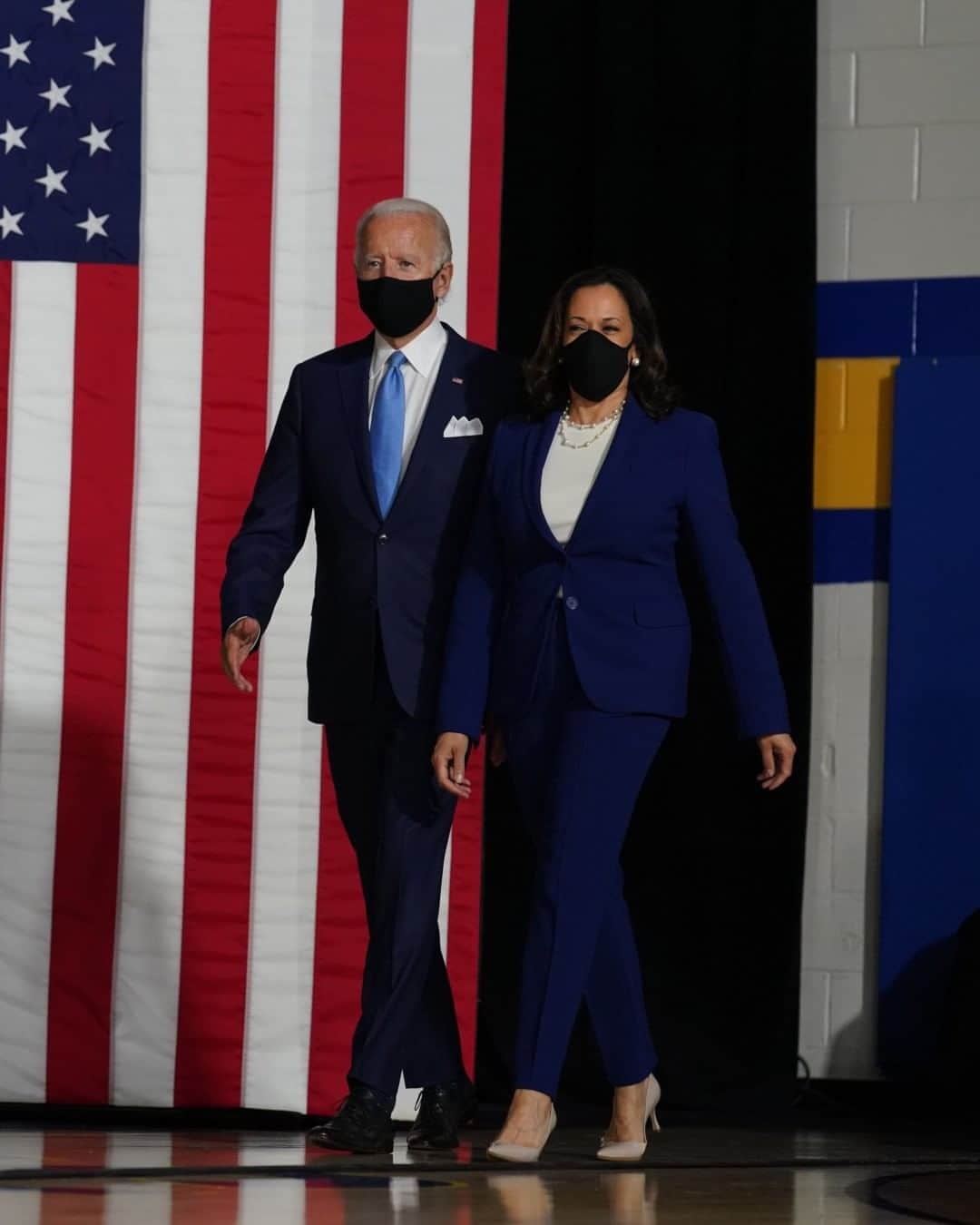 ニューヨーク・タイムズさんのインスタグラム写真 - (ニューヨーク・タイムズInstagram)「Joe Biden and Kamala Harris made their first public appearance as running mates on Wednesday.   “This is a moment of real consequence for America,” Harris said. “Everything we care about, our economy, our health, our children, the kind of country we live in, it’s all on the line.”  Biden, the presumptive Democratic nominee for President, announced Harris as his pick for vice president on Tuesday. Wednesday’s appearance at Alexis I. duPont High School in Wilmington, Delaware offered the first indication of how Biden and Harris, formerly political rivals who sparred on debate stages, might fuse their messages as they campaign to unseat President Trump in the White House this fall.  The event also marked a historic occasion, with Harris taking to the stage as the first Black woman and the first person of Indian descent to be nominated for national office by a major political party.  Biden drew on the significance of this moment as he introduced Harris, saying her presence on his ticket was meaningful to “little Black and brown girls, who so often feel overlooked and undervalued in their communities, but today just maybe they’re seeing themselves for the first time in a new way.”  As they stood publicly as a political team, Biden and Harris both cast themselves as the right pair to guide the nation through both the coronavirus pandemic and nationwide protests over racial inequality and police brutality. “I asked Kamala to be the last voice in the room, to always tell me the truth, which she will, to challenge my assumptions if she disagrees, to ask the hard questions,” Biden said.  Tap the link in our bio for the latest on the presidential election. Photo by @erinschaff」8月13日 7時09分 - nytimes