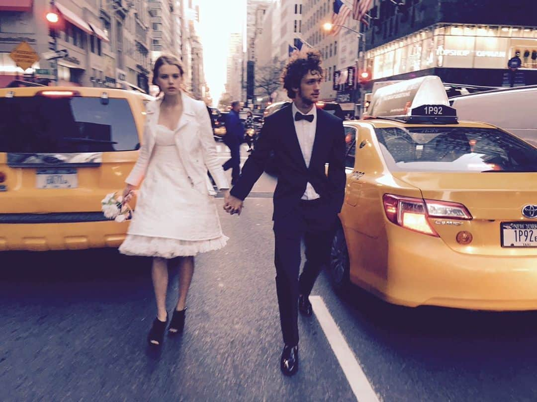 oversea_weddingのインスタグラム：「その旅に 恋をする 写真にこだわるリゾートウェディング ・ yellow cab ・ 国内だから時差もなくリーズナブルに、南海の楽園で「宮古ブルー」に輝く空と海に包まれるphotogenicなlover's weddingを。 ・ OPEN記念でinstagram限定特典あります！ まずはお問合せを。 #リゾートウェディング #前撮り #ウェディングフォト #後撮り #星空撮影 #ウェディングドレス #hawaiiwedding #花嫁ヘア #フォトウェディング #卒花 #プレ花嫁 #卒花嫁 #日本中のプレ花嫁さんと繋がりたい #沖縄挙式 ウェディング #沖縄ウェディング #写真好き #宮古島 #ビーチフォト #dancingbear #onelove #海外ウェディング #宮古島旅行 #ウェディングブーケ #リゾ婚 #与那覇前浜ビーチ #お色直し #入籍 #宮古ブルー #モバイルウェディング #さとうきび畑の一本道」