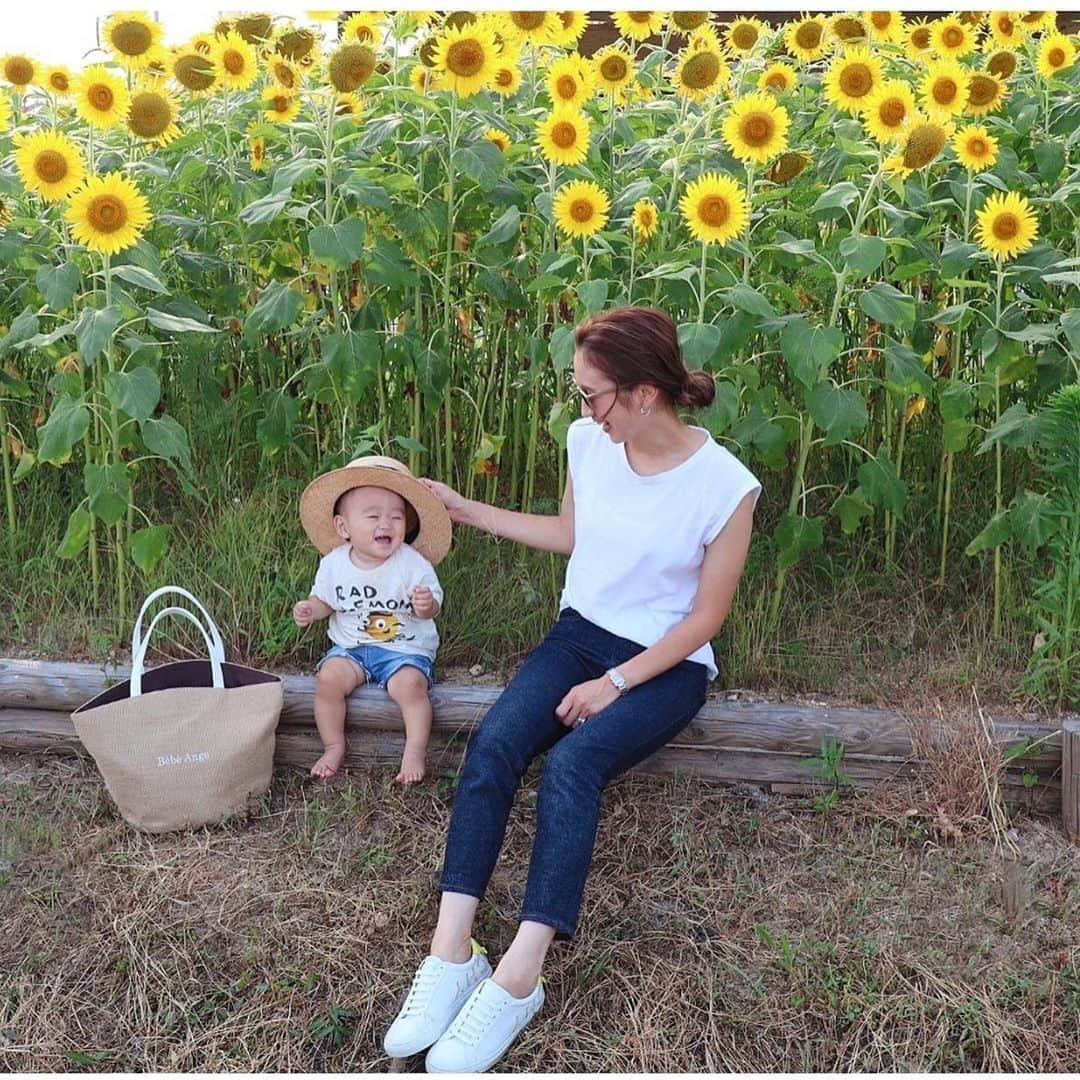 あすかさんのインスタグラム写真 - (あすかInstagram)「ㅤ ㅤ ㅤ ㅤ ㅤ ㅤ 道の駅に咲いていたひまわり🌻 今年はまだひまわり畑に行けてない🥺 ㅤ ㅤ ㅤ 去年の夏はお腹に居たのに こんなに大きくなりました👶🏼💕 ㅤㅤ ㅤㅤ ㅤ  ㅤ 今日は実家で プールとBBQとバスケ🏀楽しみ🤣 ㅤ  ㅤㅤ  #locari#mamagirl#今日の服#カジュアル#プチプラコーデ#お洒落さんと繋がりたい#マタニティフォト#ひまわり畑#家族写真#ロケーションフォト#親子リンクコーデ#新米ママ#男の子ママ#ママコーデ#ママファッション#第2子妊娠中#妊娠8ヶ月#ぷんにー#マタニティ#マタニティコーデ#お散歩コーデ#おしゃれを楽しむ#おしゃれママ#おでかけコーデ#ファッションシンプルカジュアル#親子お揃い#おしゃれキッズ#ファッション好きと繋がりたい#きょこ#子供がいる暮らし ㅤ ㅤ ㅤ」8月13日 7時16分 - ask_____10