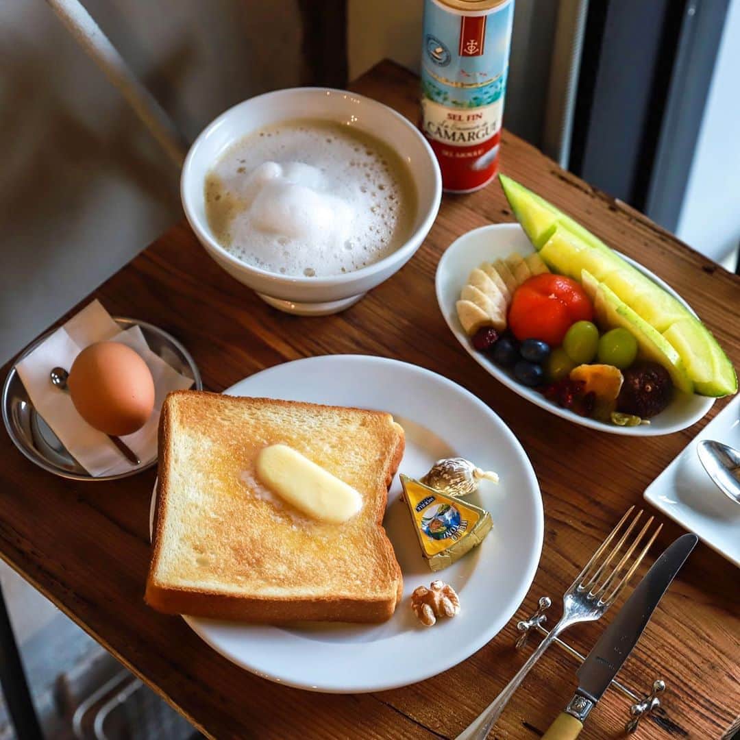 のインスタグラム：「.  .  Hanako.tokyoさんで連載中 カフェノハナシ in KYOTO。  第七十回目は 日に日にパリ感が 高まっていくコーヒーサロン @le_cafe_de_benoit ☕️  ホテルの朝食のような "Parisのカフェセット”や、 エルメスやバカラの グラスで提供される "アランミリアのセット”を 掲載させていただいております。  詳しくは Hanako.tokyo @hanako_magazine をCheak!  #lecafedebenoit #kyotosweets#kyoto #hanako_cafeinkyoto#hanako」