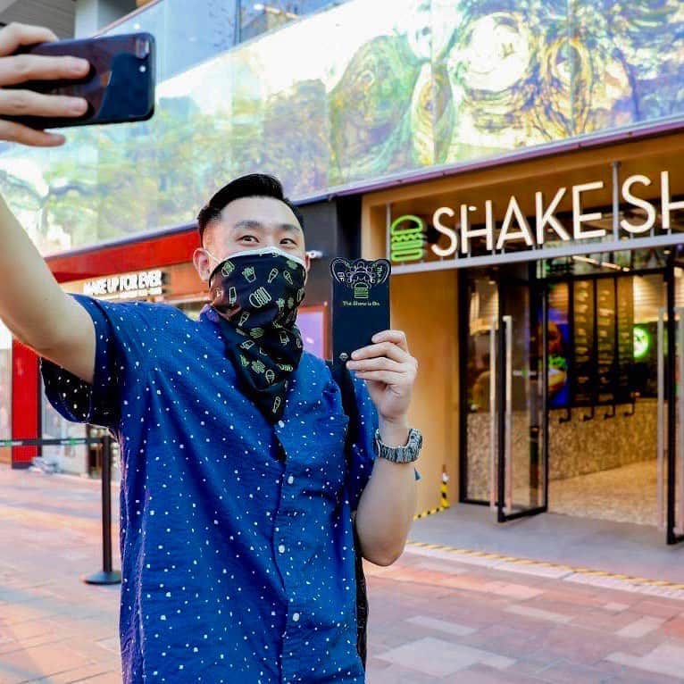 SHAKE SHACKさんのインスタグラム写真 - (SHAKE SHACKInstagram)「This week, we’re celebrating the opening of our first Shack in Beijing with games, dancing + performances inspired by Peking Opera!   Swing by our Taikoo Li Sanlitun Shack to grab all the classics + some Beijing-exclusive eats. 🍔   📸: @shakeshackchina #shakeshack」8月13日 7時17分 - shakeshack