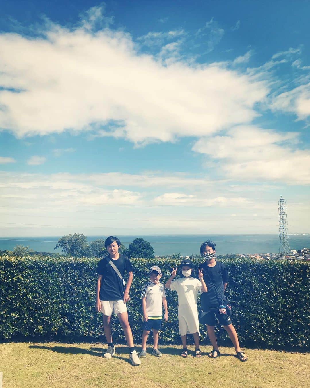 のインスタグラム：「ひいおばあちゃんに顔見せに、 久々4人揃って。 お墓参りです。 こちらがお参りに行ったはずなのに、海と山と風に心洗われます。 守ってもらっていることを実感したいために、毎年行ってるのかもしれません(^^) いつもありがとう。」