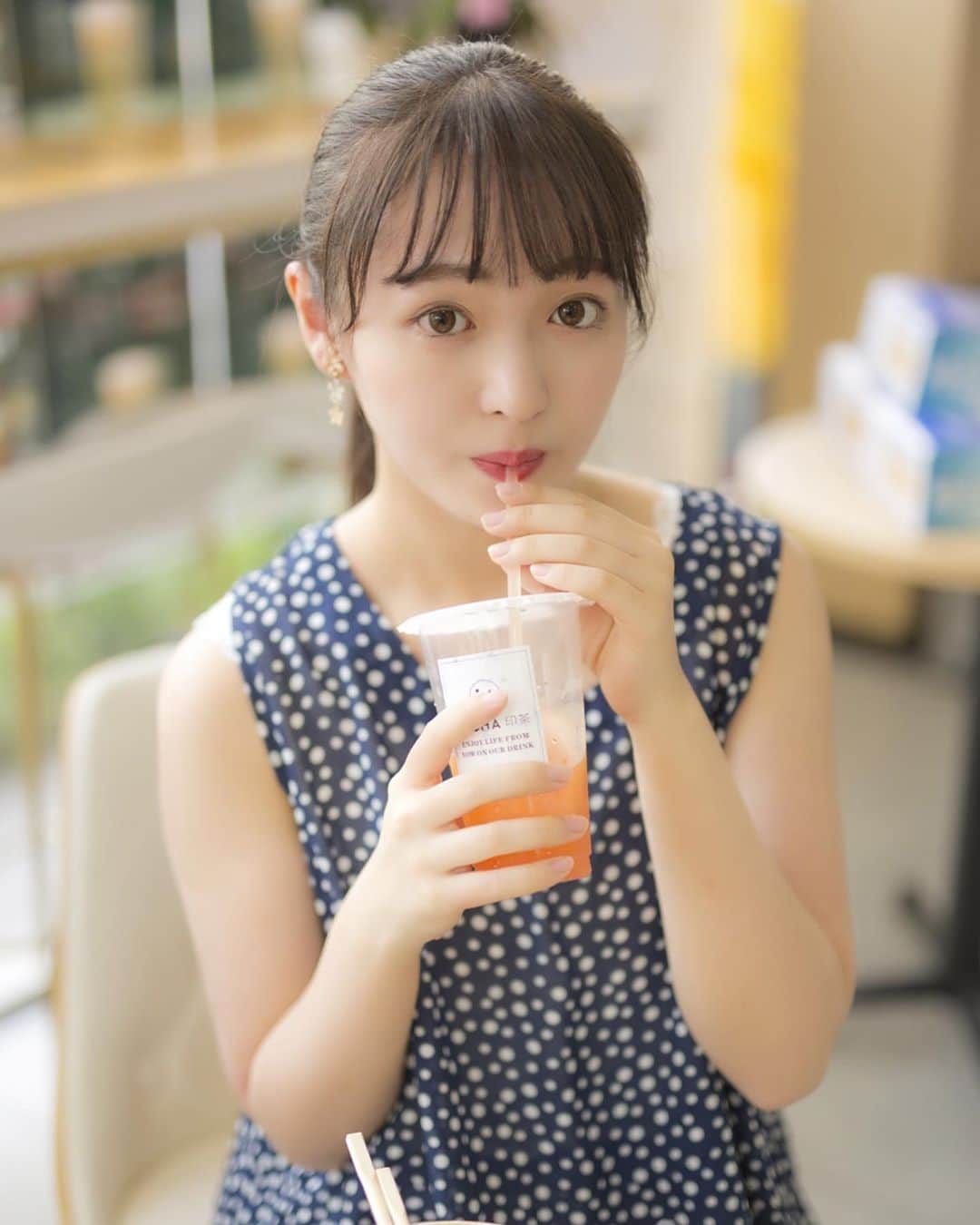藤本りの加のインスタグラム：「おはようございます🌱 ・ 夏バテ防止には水分補給！皆さんも暑さに負けない身体作りしましょうね💪✨ ・ カメラマン📸: @hatera0918 さん ・ 本日も投票お待ちしています！プロフィール下のURLから投票ページに飛べますのでぜひ皆様投票宜しくお願い致します🙇‍♀️💓 ・ #ミスコン #東洋大学 #東洋 #ミスミスター東洋2020 #藤本りの加 #ポートレート #被写体 #モデル #ポートレート撮影 #撮影 #自由が丘 #台湾 #タピオカ #ポートレートモデル #Instagram #like4likes #l4l #instagood #instalike #portrait #model #photo #japan #tokyo #misscontest」