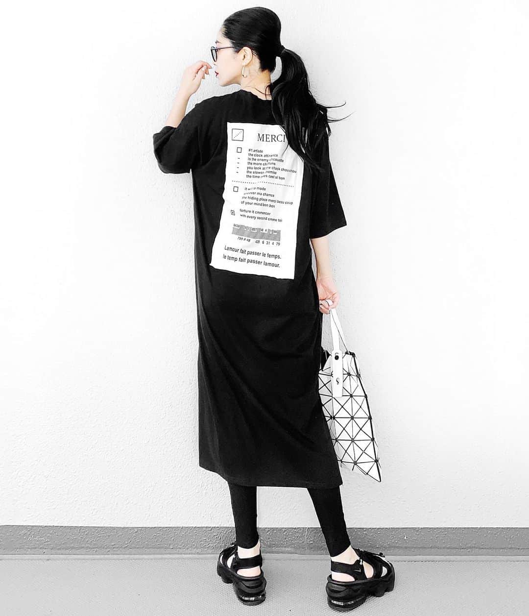 lve_xxxxのインスタグラム：「.﻿ .﻿ ﾊﾞｯｸﾃﾞｻﾞｲﾝ すーきー！﻿ ﻿ 暑くても黒着ちゃう。﻿ #黒族の定め だと腹くくってる←﻿ ﻿ ﻿ ｺｰﾃﾞｱｲﾃﾑ詳細は﻿ WEARをご覧くださいませ。﻿ ﻿ WEAR ： lvexxxx ﻿ 💻 https://wear.jp/sp/lvexxxx/﻿ ﻿ －－－－－－－－－－－－－－－－－－﻿ ﻿ 📢ｺﾒﾝﾄ頂ける際は、﻿ 最新投稿にお願い致します。﻿ ﻿ 過去投稿に頂いた際、気がつかない事もあり﻿ お返事致しかねる場合が御座います🙇‍♀ ️﻿ ﻿」