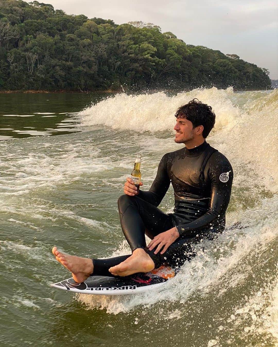 ガブリエル・メディーナのインスタグラム：「This is Living ☀️ Redescubra o Paraíso!   Vc compra uma viagem e Corona paga a primeira diária para vc ajudar o setor do turismo agora e viajar quando puder  @corona   Mais info no link da bio!   #apreciecommoderecao #RedescubraOParaiso #ad」