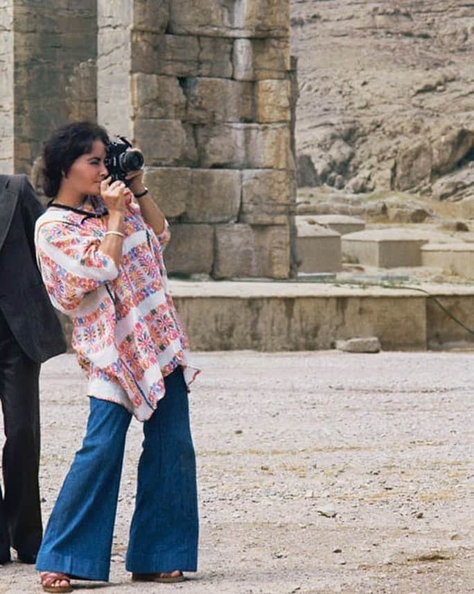 Meganさんのインスタグラム写真 - (MeganInstagram)「Elizabeth Taylor on her one and only trip to Iran 〰 photos by Firooz Zahedi ⚡️  - - - - #elizabethtaylor #persapolis #iran #tourist #firoozzahedi #holiday」8月13日 7時53分 - zanzan_domus