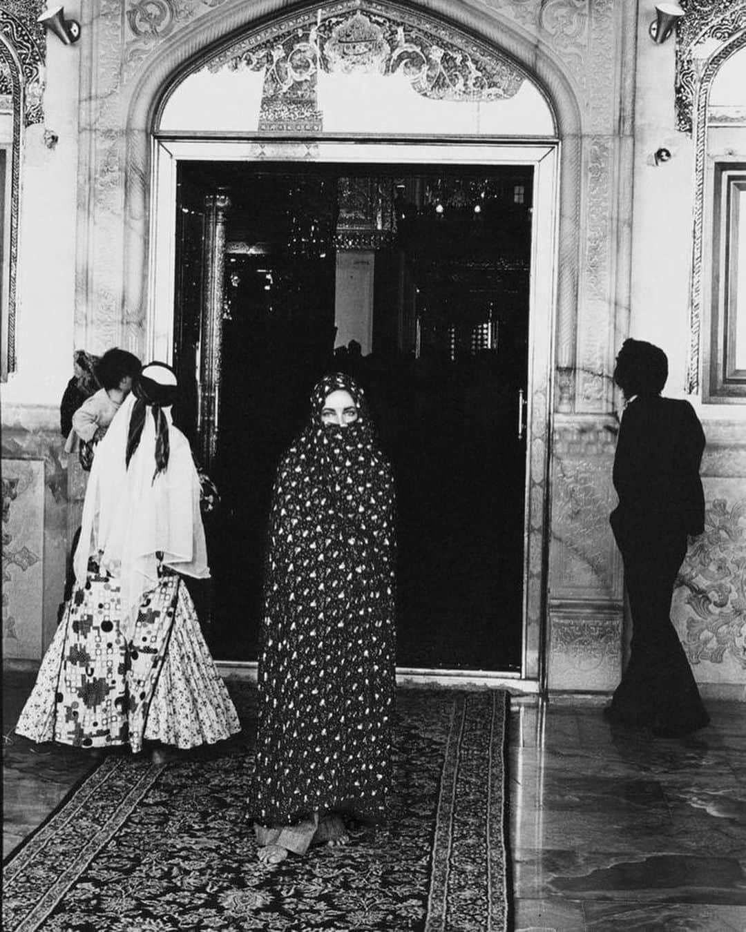 Meganさんのインスタグラム写真 - (MeganInstagram)「Elizabeth Taylor on her one and only trip to Iran 〰 photos by Firooz Zahedi ⚡️  - - - - #elizabethtaylor #persapolis #iran #tourist #firoozzahedi #holiday」8月13日 7時53分 - zanzan_domus