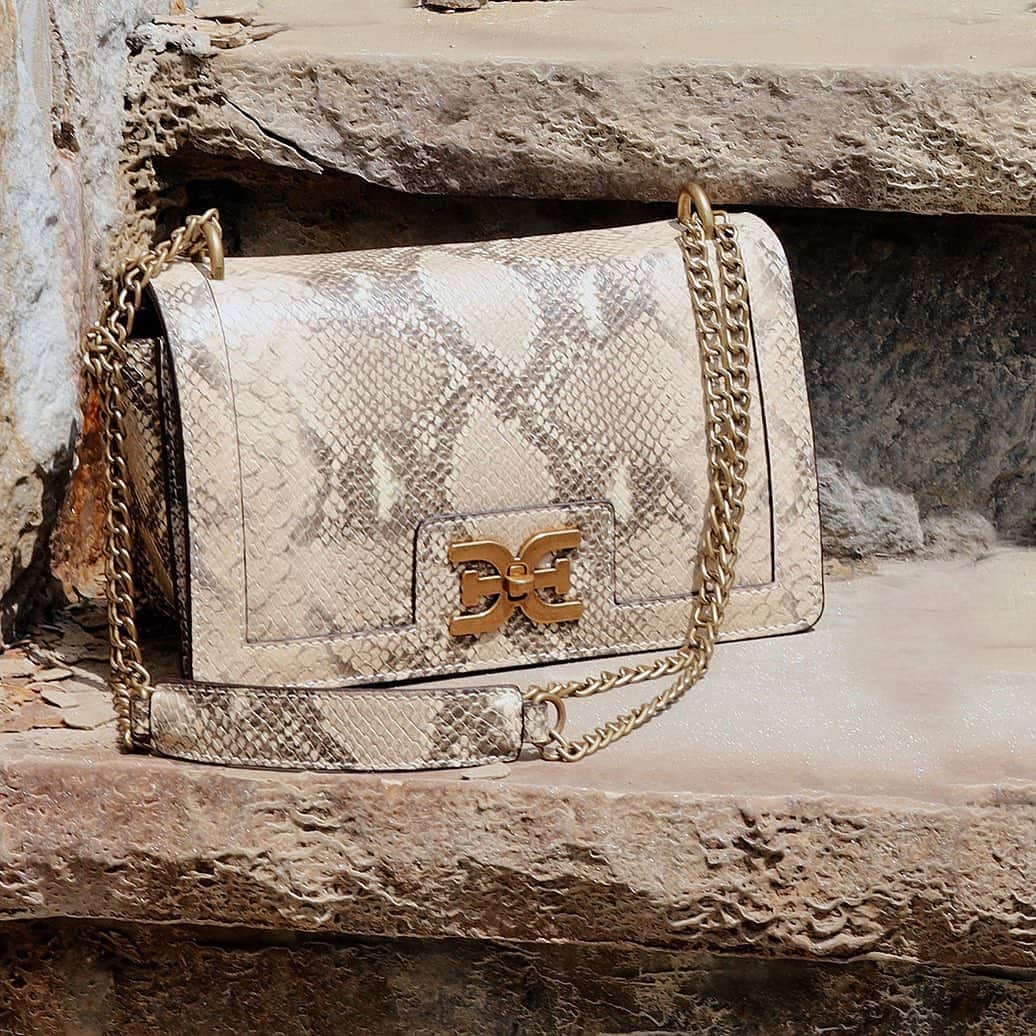 サムエデルマンのインスタグラム：「The DOTTIE Crossbody Now available at samedelman.com  #SamEdelman #FORCESOFNATURE #PreFall2020」