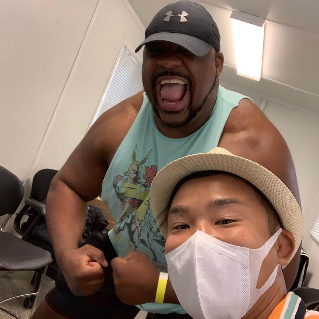 KUSHIDAさんのインスタグラム写真 - (KUSHIDAInstagram)「Parking is dangerous and backstage is scary.  However, it's safe to have this guy next to you.  Thank you for your safety. @realkeithlee  NXT tonight⌚️⌚️⌚️on @usa_network」8月13日 8時06分 - kushida_ts